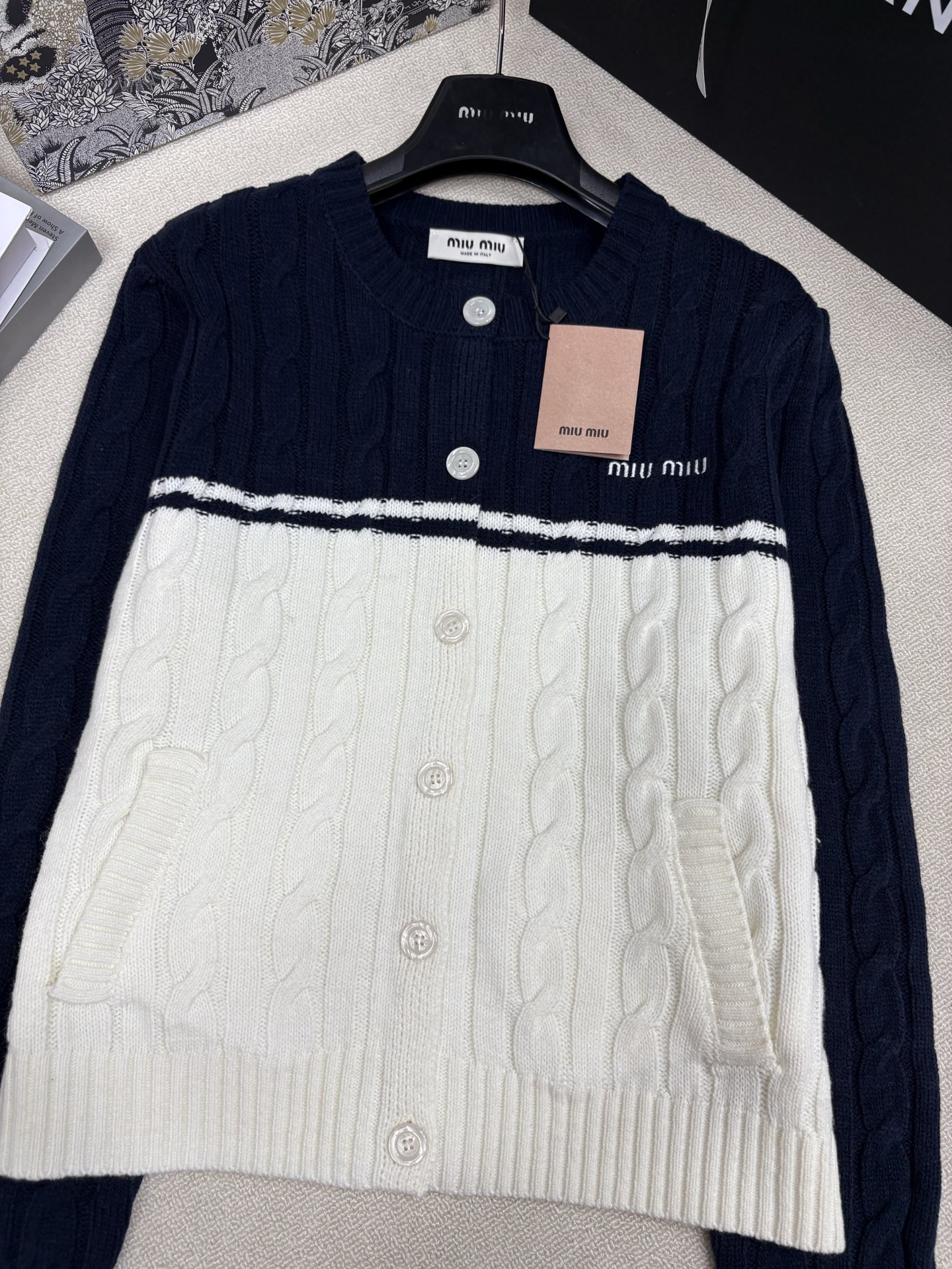 Miumi*25秋冬新款针织圆领开衫🆕 撞色拼接设计 麻花纽绳工艺🧶 经典字母logo刺绣点缀 yb开模