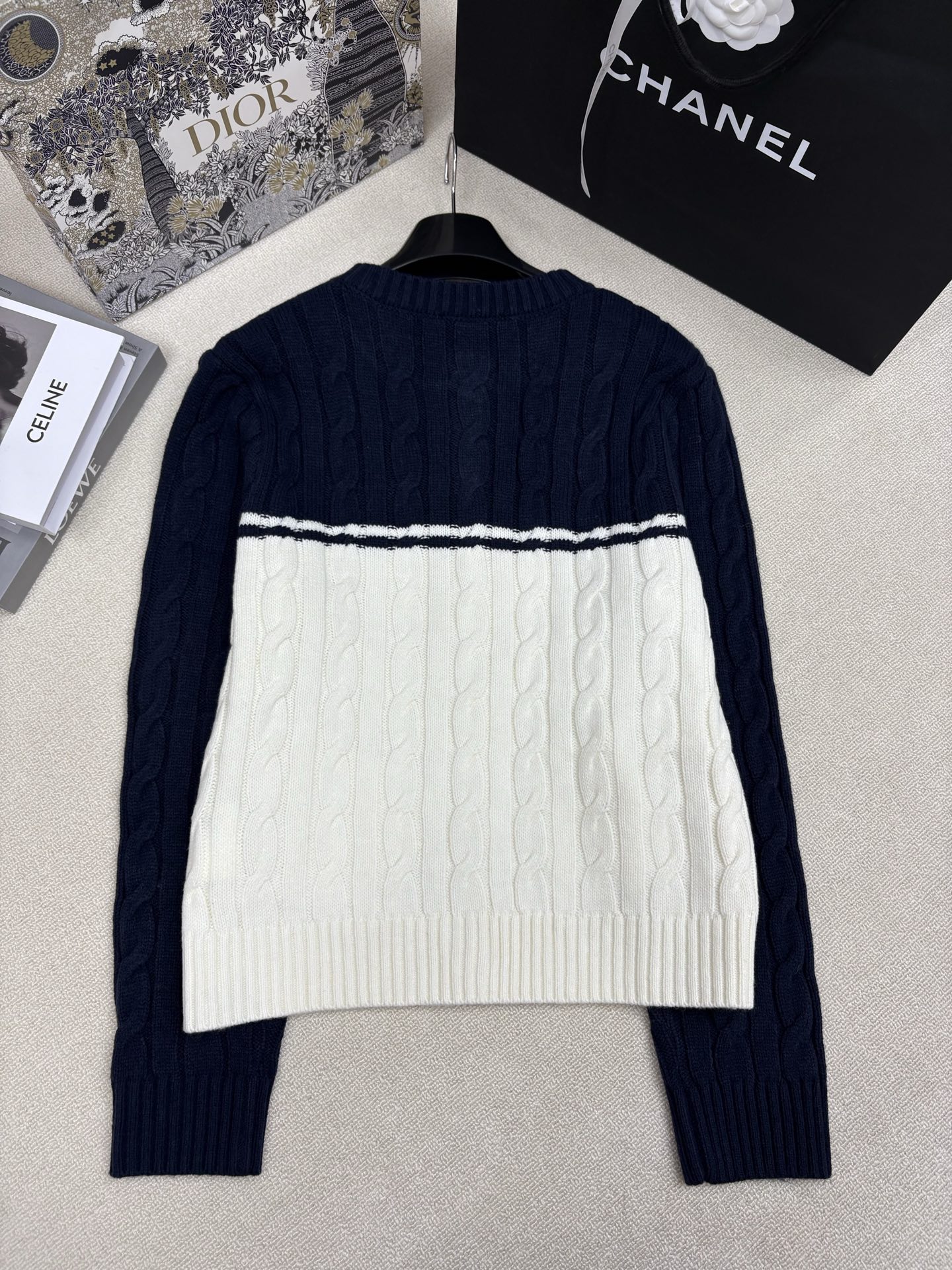 Miumi*25秋冬新款针织圆领开衫🆕 撞色拼接设计 麻花纽绳工艺🧶 经典字母logo刺绣点缀 yb开模