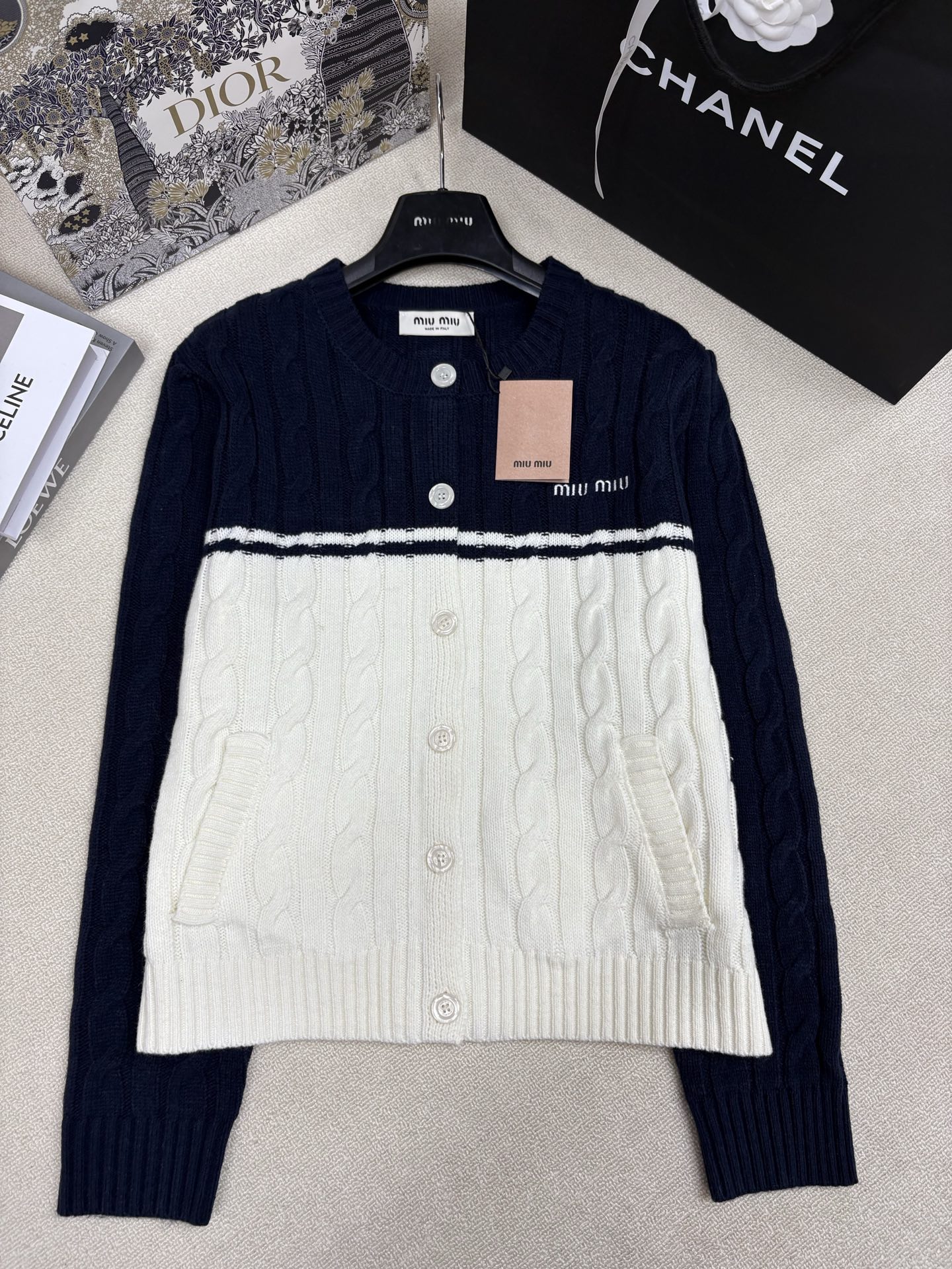 Miumi*25秋冬新款针织圆领开衫🆕 撞色拼接设计 麻花纽绳工艺🧶 经典字母logo刺绣点缀 yb开模