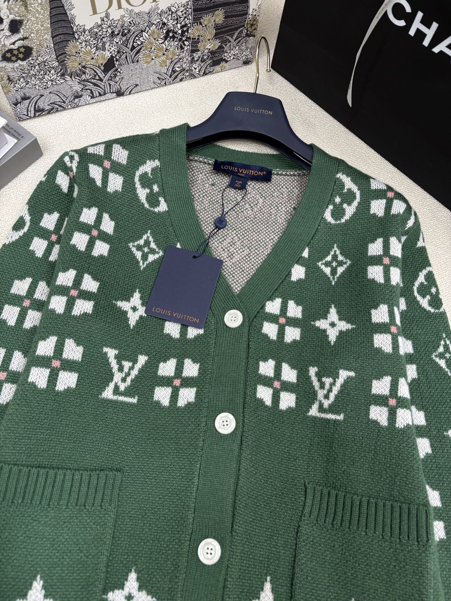 LV路易威*25秋冬新款针织V领开衫🆕 品牌字母logo图案撞色提花装饰 yb开模字母logo纽扣点缀 