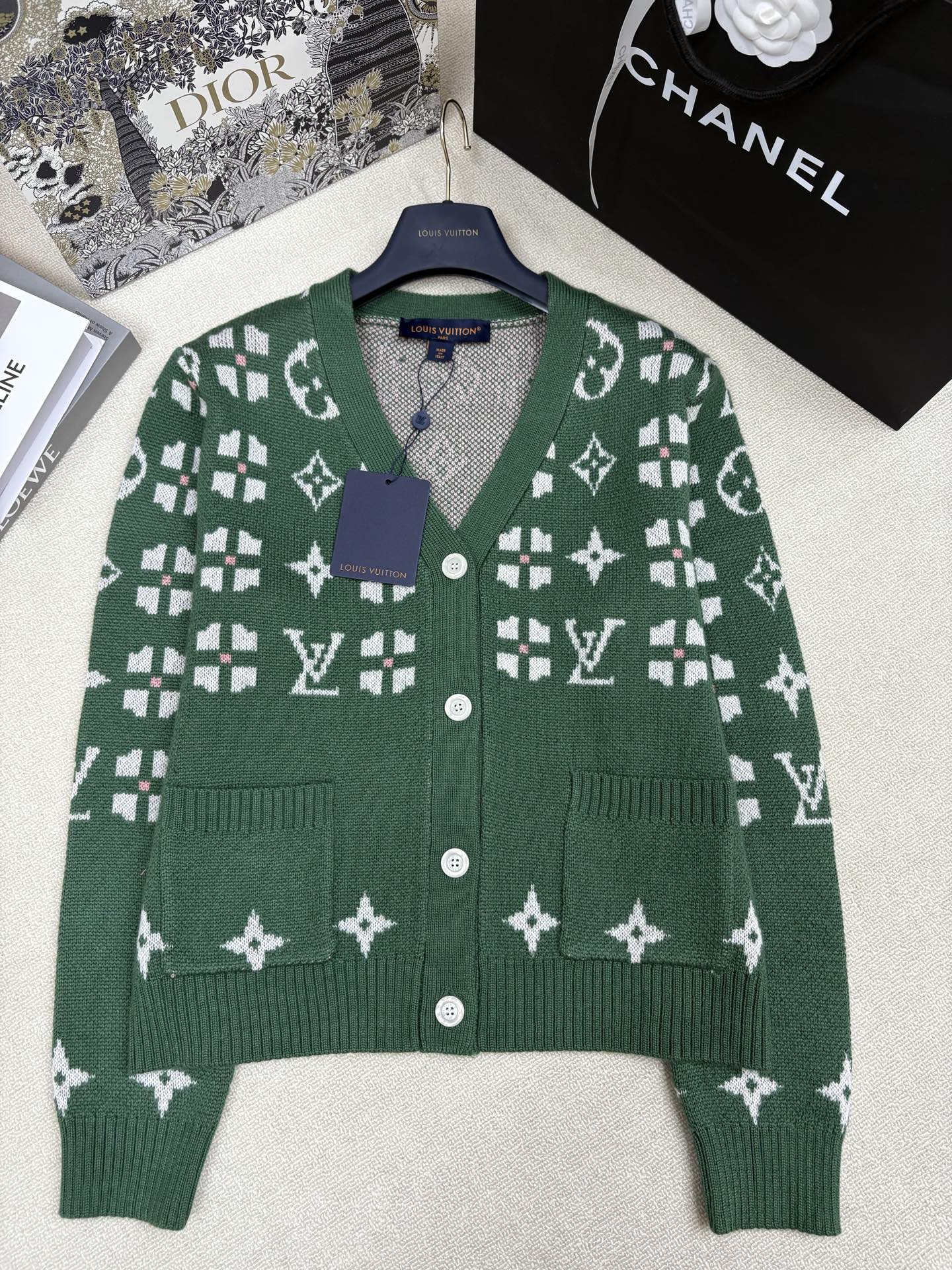 LV路易威*25秋冬新款针织V领开衫🆕 品牌字母logo图案撞色提花装饰 yb开模字母logo纽扣点缀 