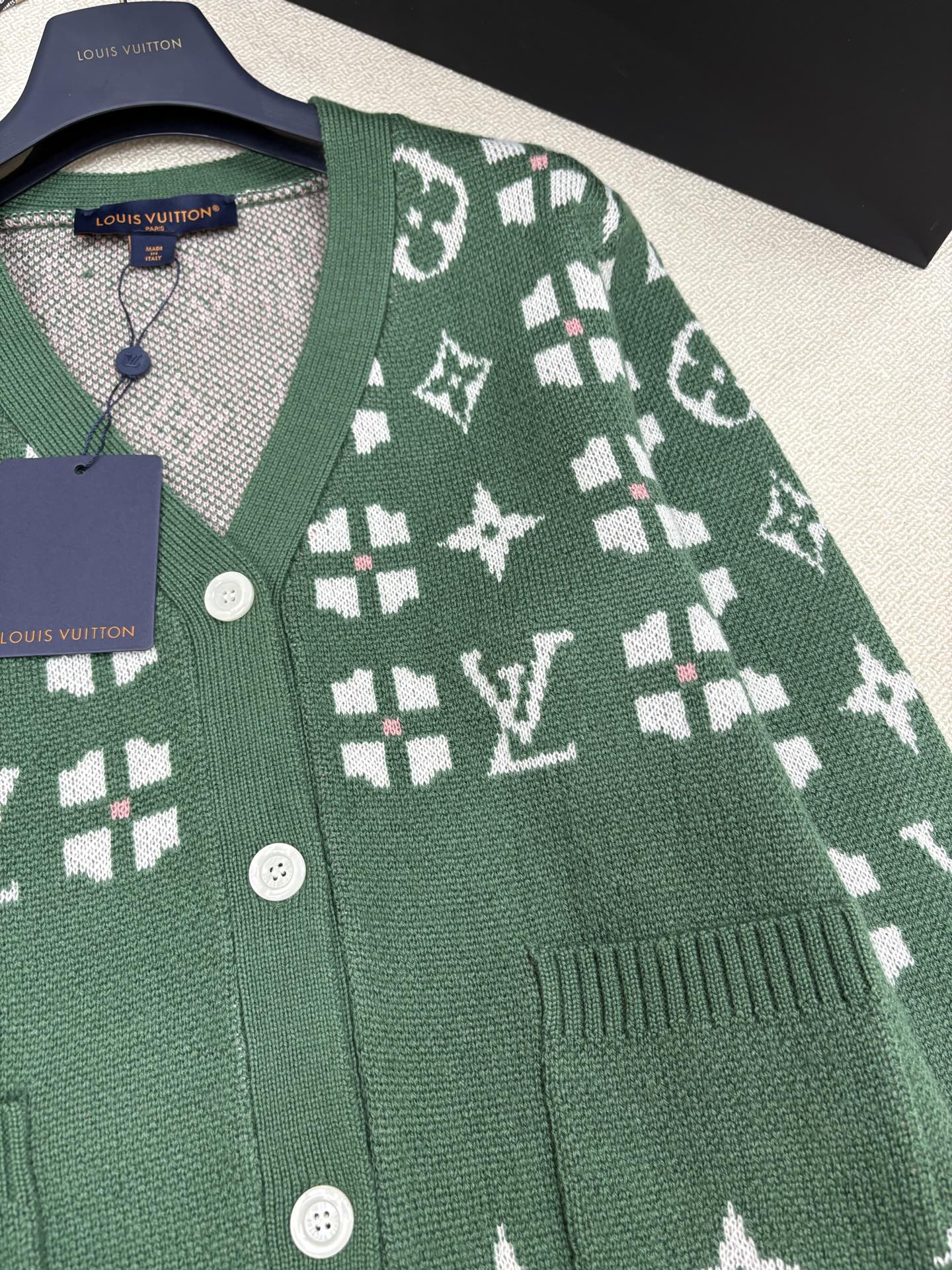 LV路易威*25秋冬新款针织V领开衫🆕 品牌字母logo图案撞色提花装饰 yb开模字母logo纽扣点缀 