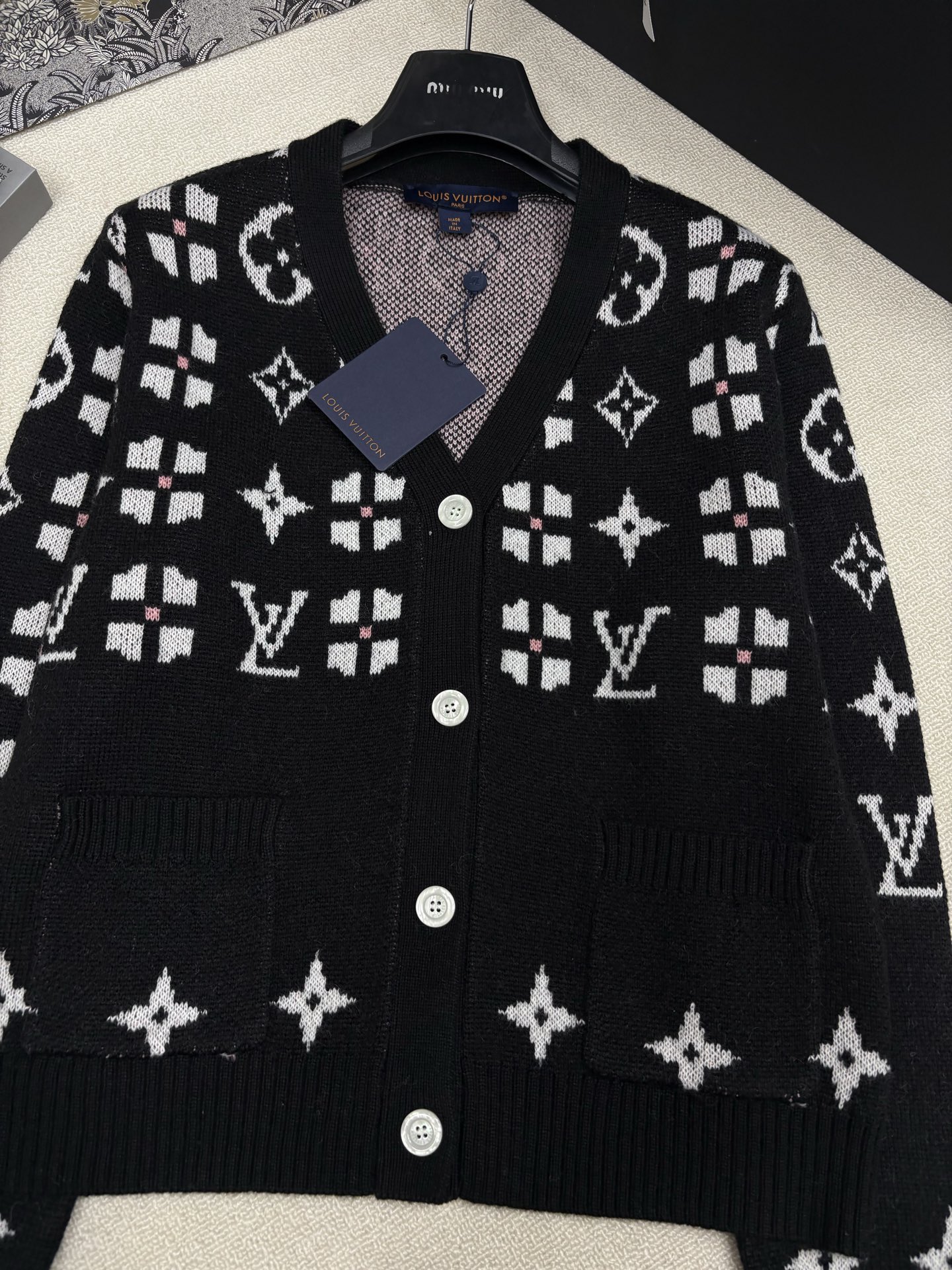 LV路易威*25秋冬新款针织V领开衫🆕 品牌字母logo图案撞色提花装饰 yb开模字母logo纽扣点缀 