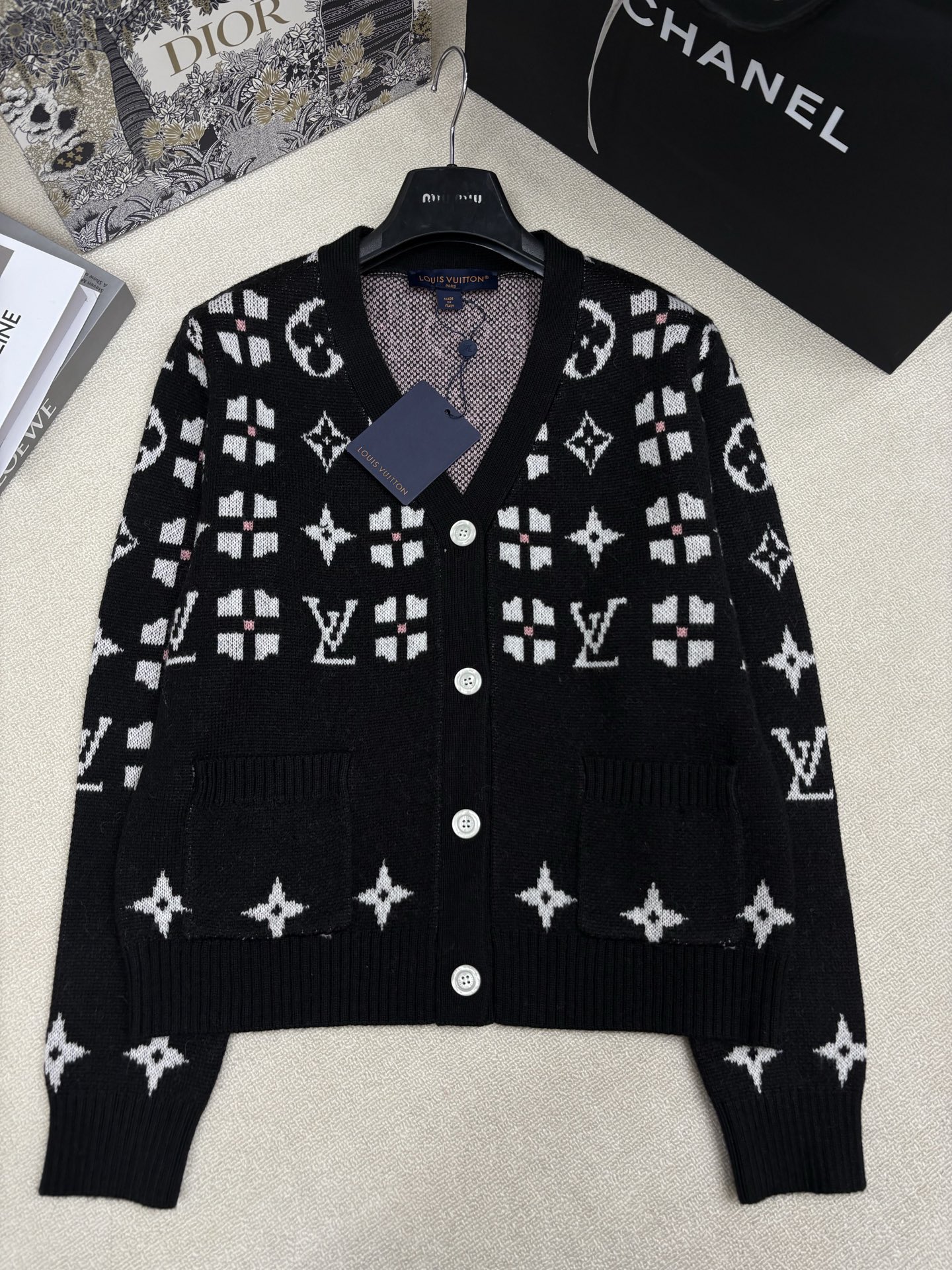 LV路易威*25秋冬新款针织V领开衫🆕 品牌字母logo图案撞色提花装饰 yb开模字母logo纽扣点缀 