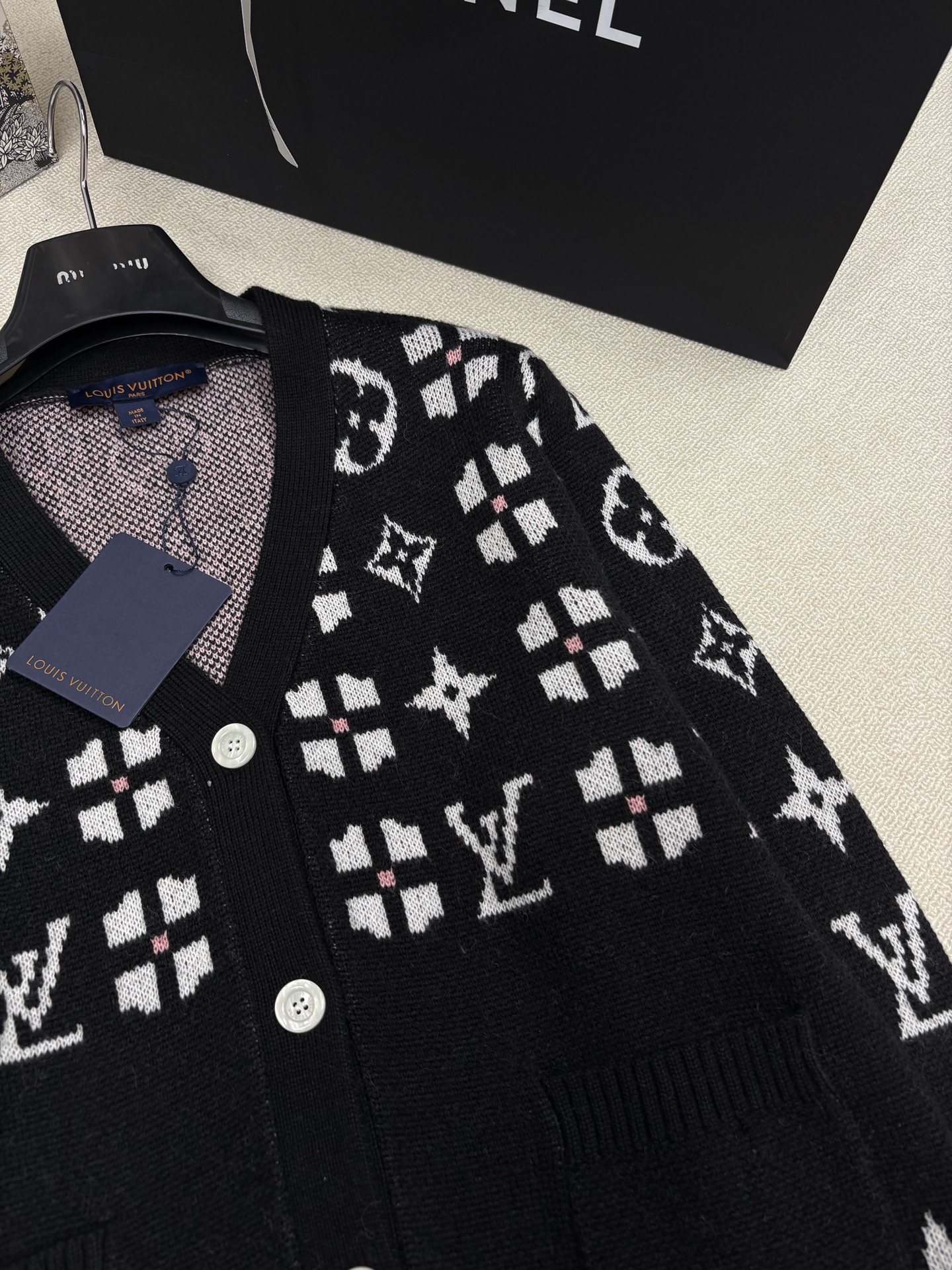 LV路易威*25秋冬新款针织V领开衫🆕 品牌字母logo图案撞色提花装饰 yb开模字母logo纽扣点缀 