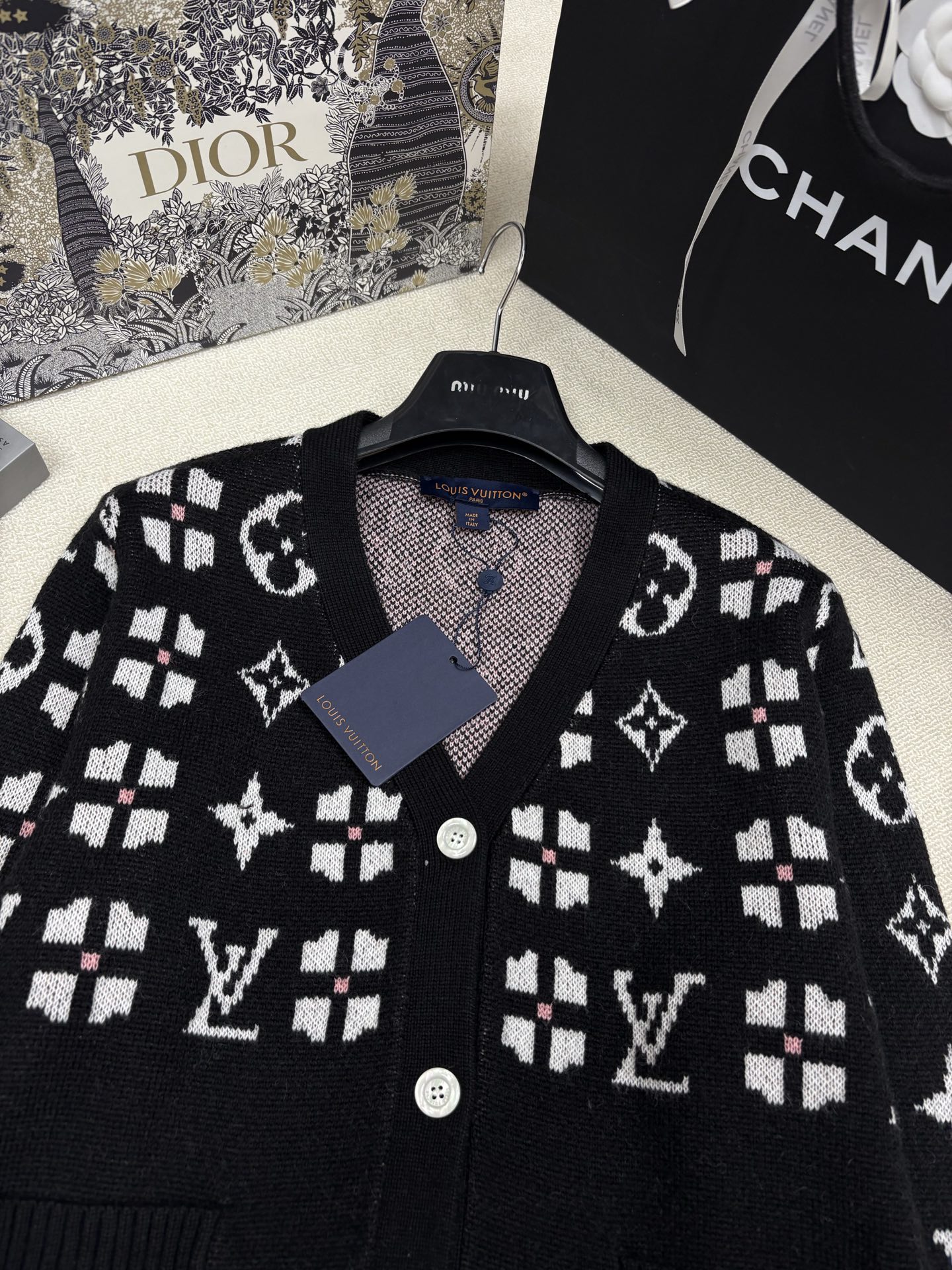 LV路易威*25秋冬新款针织V领开衫🆕 品牌字母logo图案撞色提花装饰 yb开模字母logo纽扣点缀 