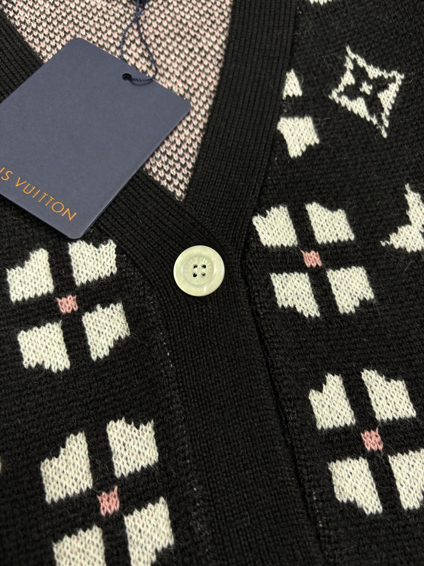 LV路易威*25秋冬新款针织V领开衫🆕 品牌字母logo图案撞色提花装饰 yb开模字母logo纽扣点缀 