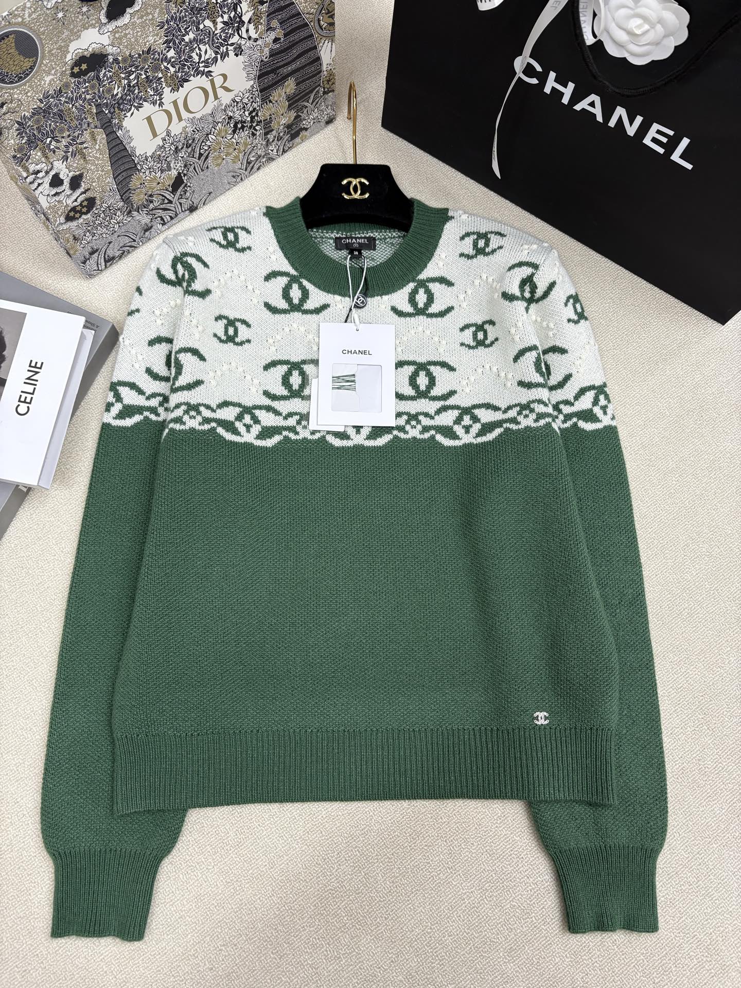 NO:686517,Chanel 25 new autumn and winter style knitted round neck pullover, classic brand double C letter logo jacquard decoration, double clogo hardware embellishment on the hem, classic, fashionable and versatile, sizes sml,,chanel,19860909Chanel 25秋冬新款 针织圆领套头 经典品牌双c字母logo提花装饰 下摆双clogo五金点缀 经典时髦百搭 尺码sml,,chanel,,Women's clothing