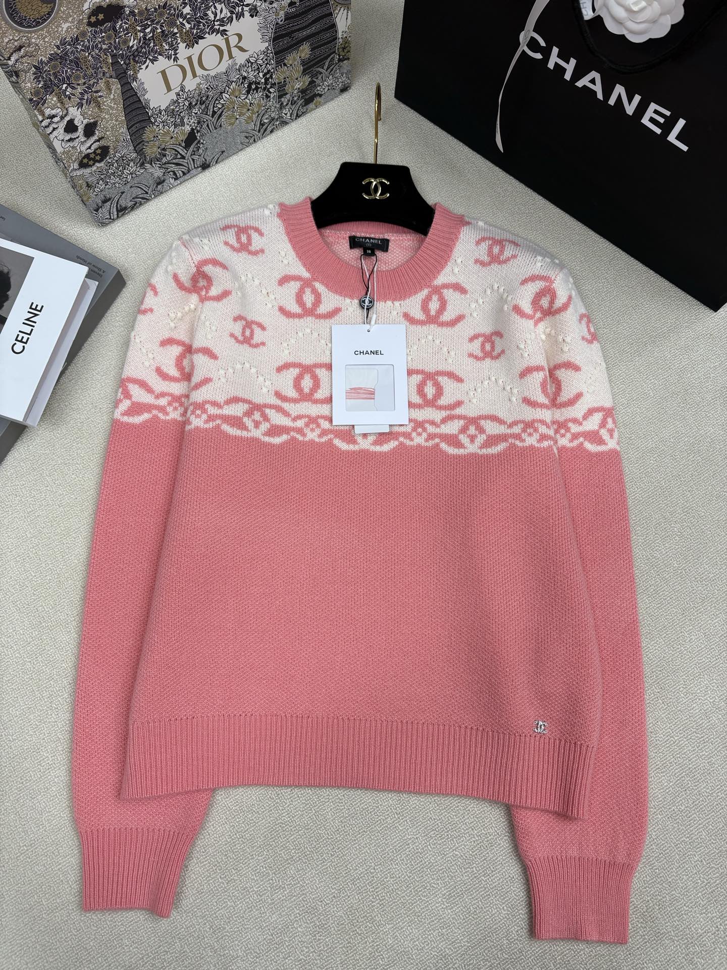 NO:686494,Chanel 25 new autumn and winter style knitted round neck pullover, classic brand double C letter logo jacquard decoration, double clogo hardware embellishment on the hem, classic, fashionable and versatile, sizes sml,,chanel,19860909Chanel 25秋冬新款 针织圆领套头 经典品牌双c字母logo提花装饰 下摆双clogo五金点缀 经典时髦百搭 尺码sml,,chanel,,Women's clothing
