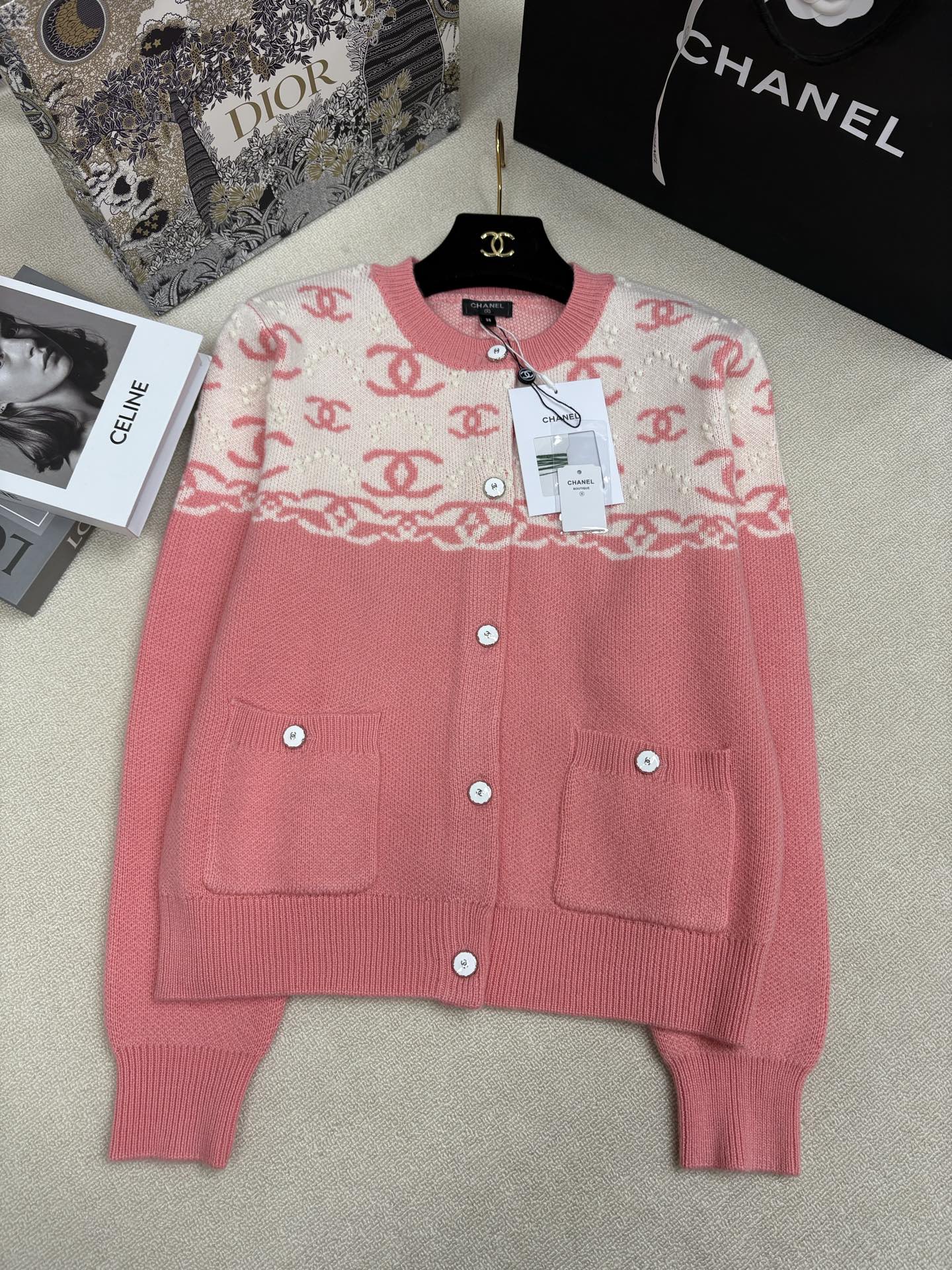 NO:686506,Chanel 25 new autumn and winter style knitted round-neck cardigan, contrasting color splicing design, brand double C letter logo contrasting jacquard decoration, yb molded letter logo button embellishment, a must-have for Christmas atmosphere, size sml P,,chanel,19860909Chanel 25秋冬新款 针织圆领开衫 撞色拼接设计 品牌双c字母logo撞色提花装饰 yb开模字母logo纽扣点缀 圣诞氛围感穿搭必备 尺码sml P,,chanel,,Women's clothing