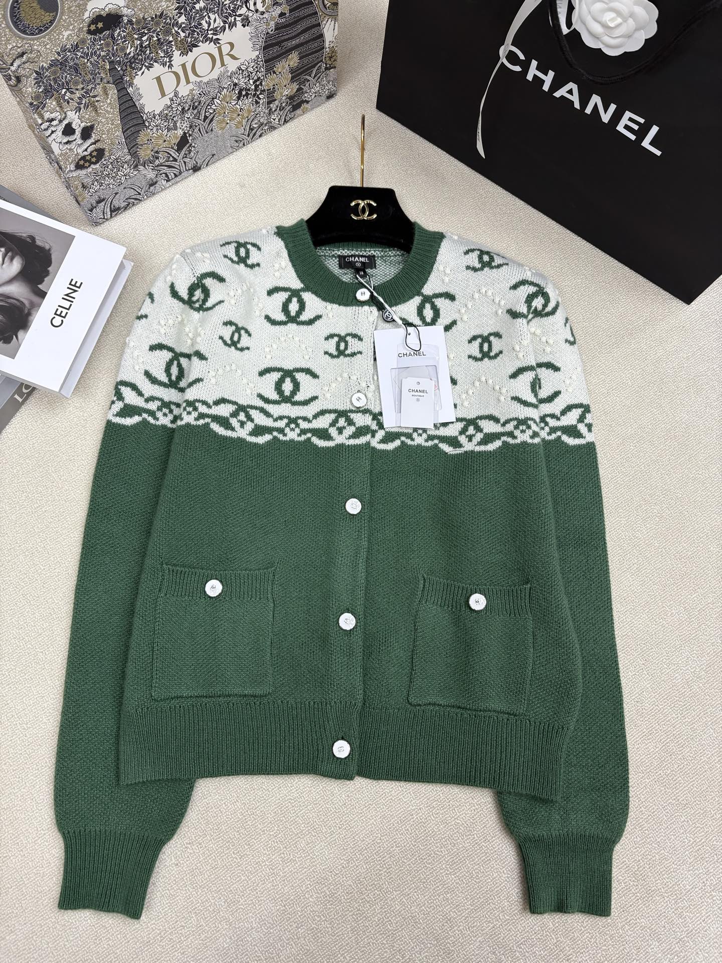 NO:686513,Chanel 25 new autumn and winter style knitted round-neck cardigan, contrasting color splicing design, brand double C letter logo contrasting jacquard decoration, yb molded letter logo button embellishment, a must-have for Christmas atmosphere, sizes sml,,chanel,19860909Chanel 25秋冬新款 针织圆领开衫 撞色拼接设计 品牌双c字母logo撞色提花装饰 yb开模字母logo纽扣点缀 圣诞氛围感穿搭必备 尺码sml,,chanel,,Women's clothing