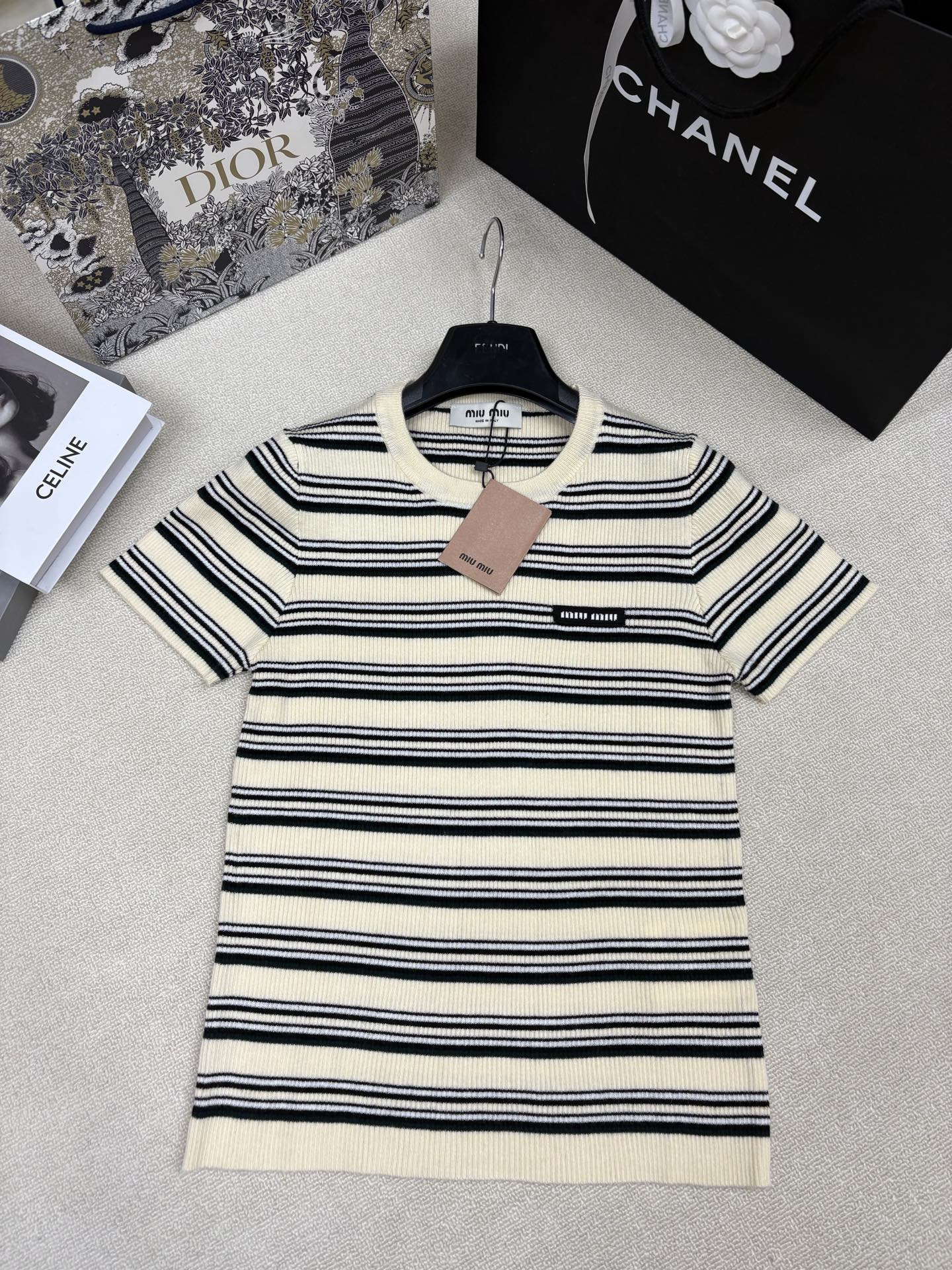 NO:796336,MIUMI* 26 spring and summer new style, knitted round neck short sleeves, contrasting stripe splicing decoration, letter logo stamp embellishment, slim fit, exquisite and versatile, sizes sml,,miumiu,T-shirt,19860909MIUMI* 26春夏新款 针织圆领短袖 撞色条纹拼接装饰 字母logo章仔点缀 修身显瘦精致百搭 尺码sml,,miumiu,T-shirt,,Women's clothing