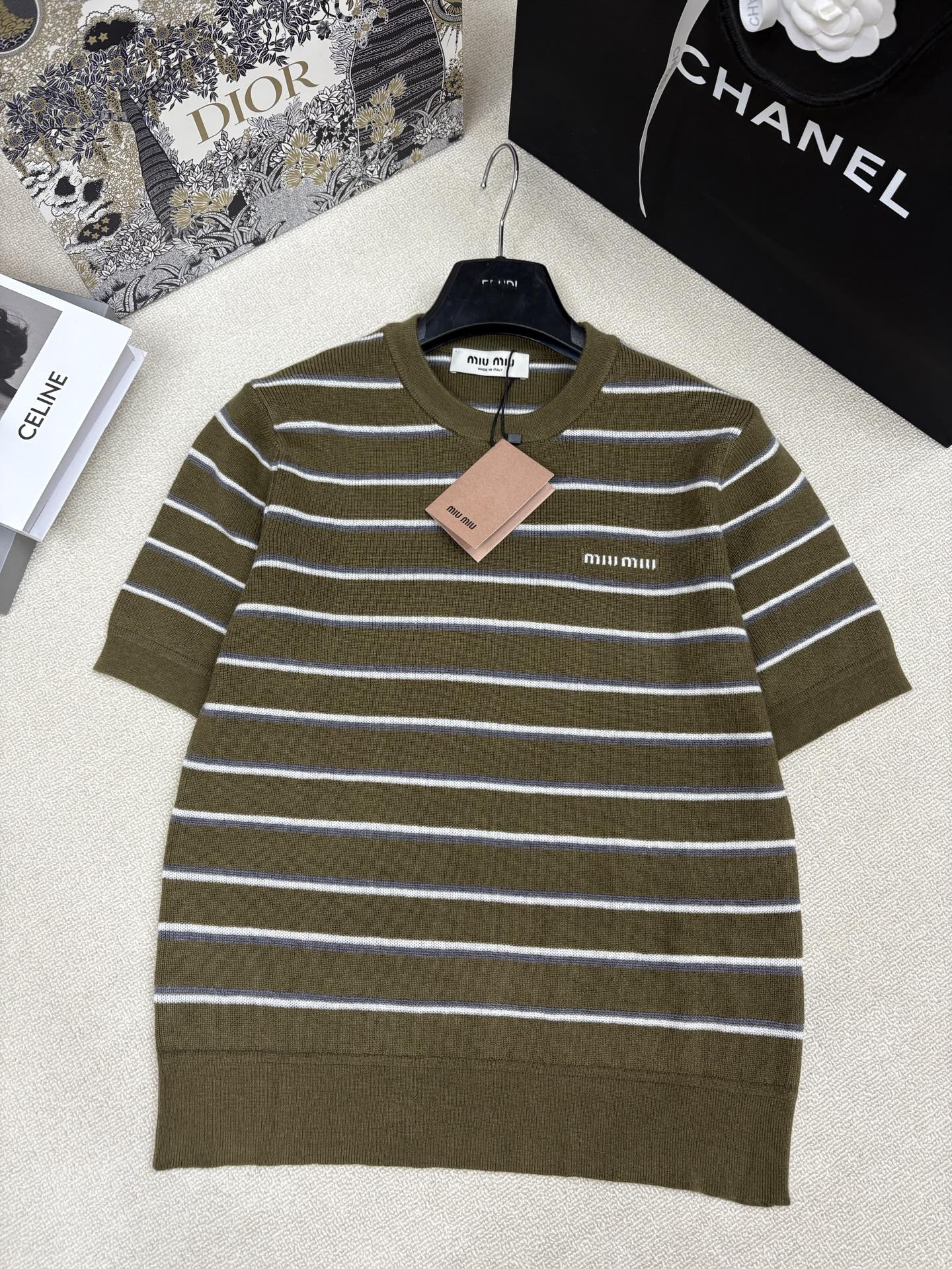 NO:796332,MIUMI* 26 new spring and summer new knitted round neck short sleeves, contrasting stripes stitching, brand letter logo jacquard embellishment, fashionable and versatile for daily use, size sml,,miumiu,T-shirt,19860909MIUMI* 26春夏新款针织圆领短袖 撞色条纹拼接 品牌字母logo提花点缀 时髦日常百搭不挑人 尺码sml,,miumiu,T-shirt,,Women's clothing