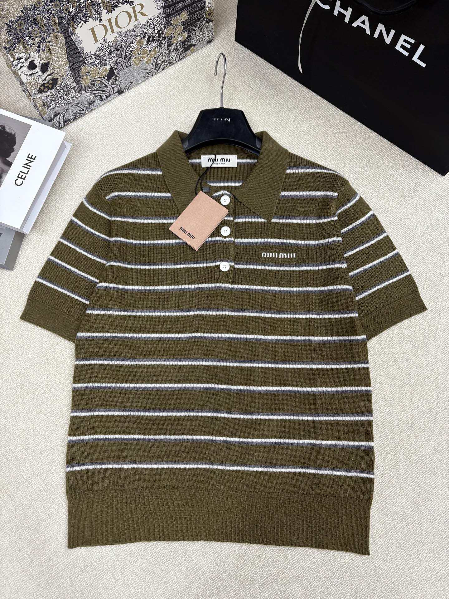 NO:796330,MIUMI* 26 new spring and summer new knitted lapel short sleeves, striped splicing letter logo, contrasting jacquard decoration, yb molded letter logo button embellishment, versatile item for commuting, sizes sml,, miumiu, T-shirt,19860909MIUMI* 26春夏新款针织翻领短袖 条纹拼接字母logo撞色提花装饰 yb开模字母logo纽扣点缀 通勤百搭单品 尺码sml,,miumiu,T-shirt,,Women's clothing