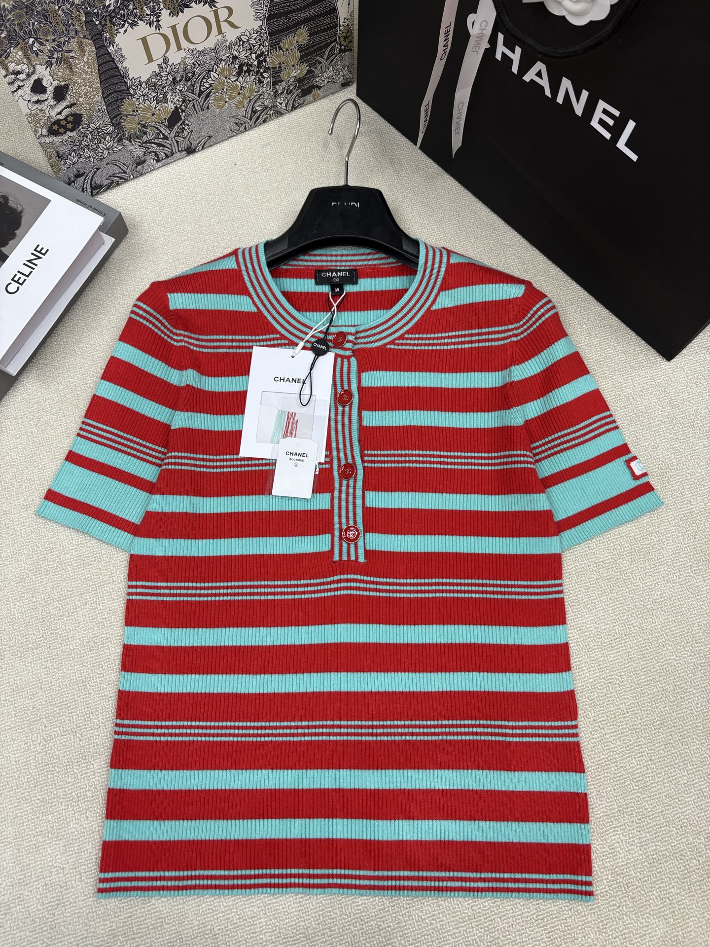NO:834309,Chane*26M spring and summer new style knitted round neck short sleeves, inter-color stripe splicing, yb molded double C letter logo hardware button decoration, letter logo chapter cuff decoration, high-end light luxury celebrity style, sizes sml,,chanel,T-shirt,19860909Chane*26M春夏新款针织圆领短袖 间色条纹拼接 yb开模双C字母logo五金纽扣装饰 字母logo章仔袖口点缀 高级轻奢名媛风 尺码sml,,chanel,T-shirt,,Women's clothing