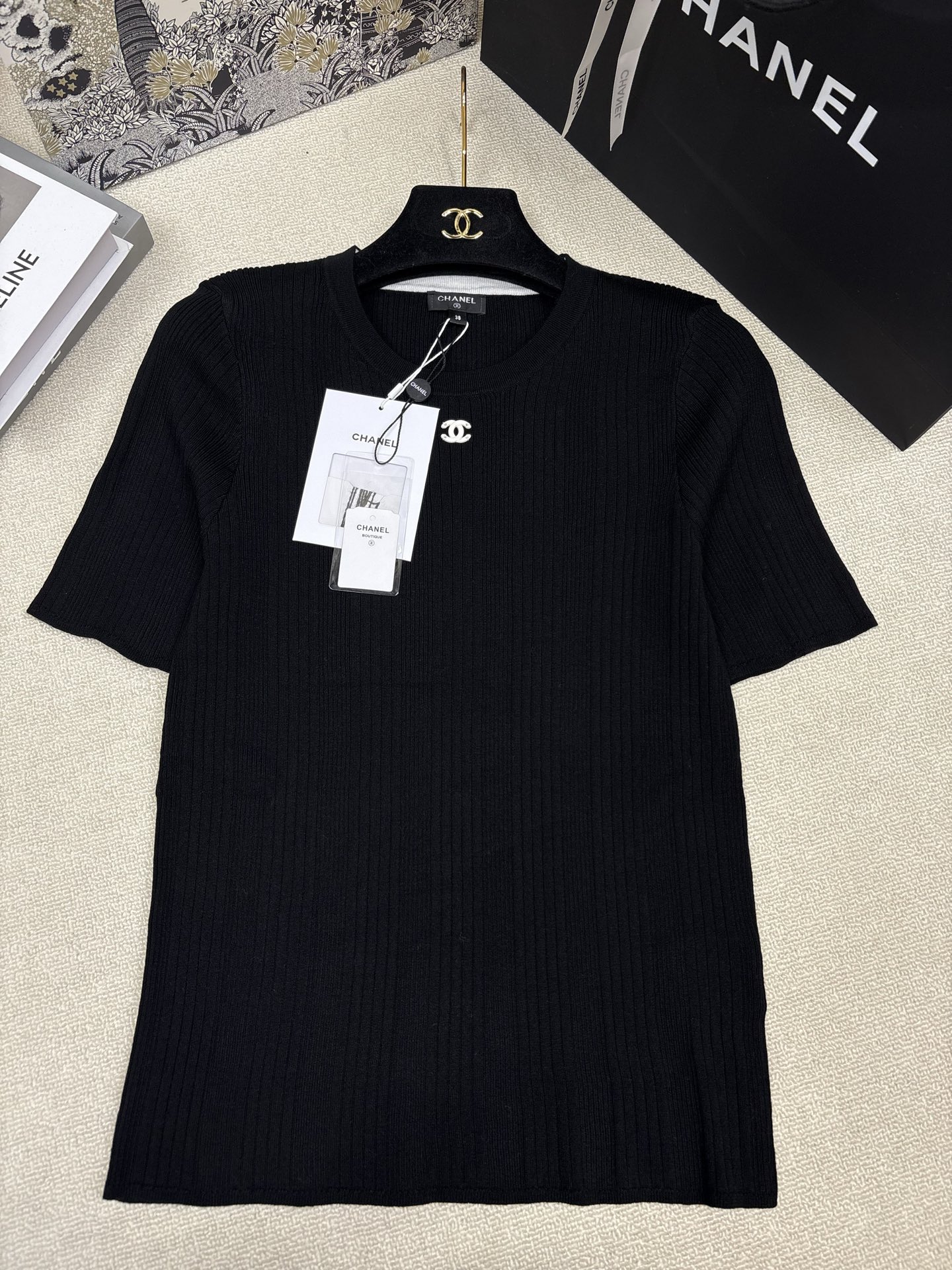 NO:836204,Chane*26M spring and summer new style knitted round neck short sleeves, contrasting edges, brand classic double C letter logo hardware embellishment, slim fit, exquisite and light luxury, sizes sml,,chanel,T-shirt,19860909Chane*26M春夏新款针织圆领短袖 撞色包边 品牌经典双C字母logo五金点缀 修身显瘦精致轻奢 尺码sml,,chanel,T-shirt,,Women's clothing