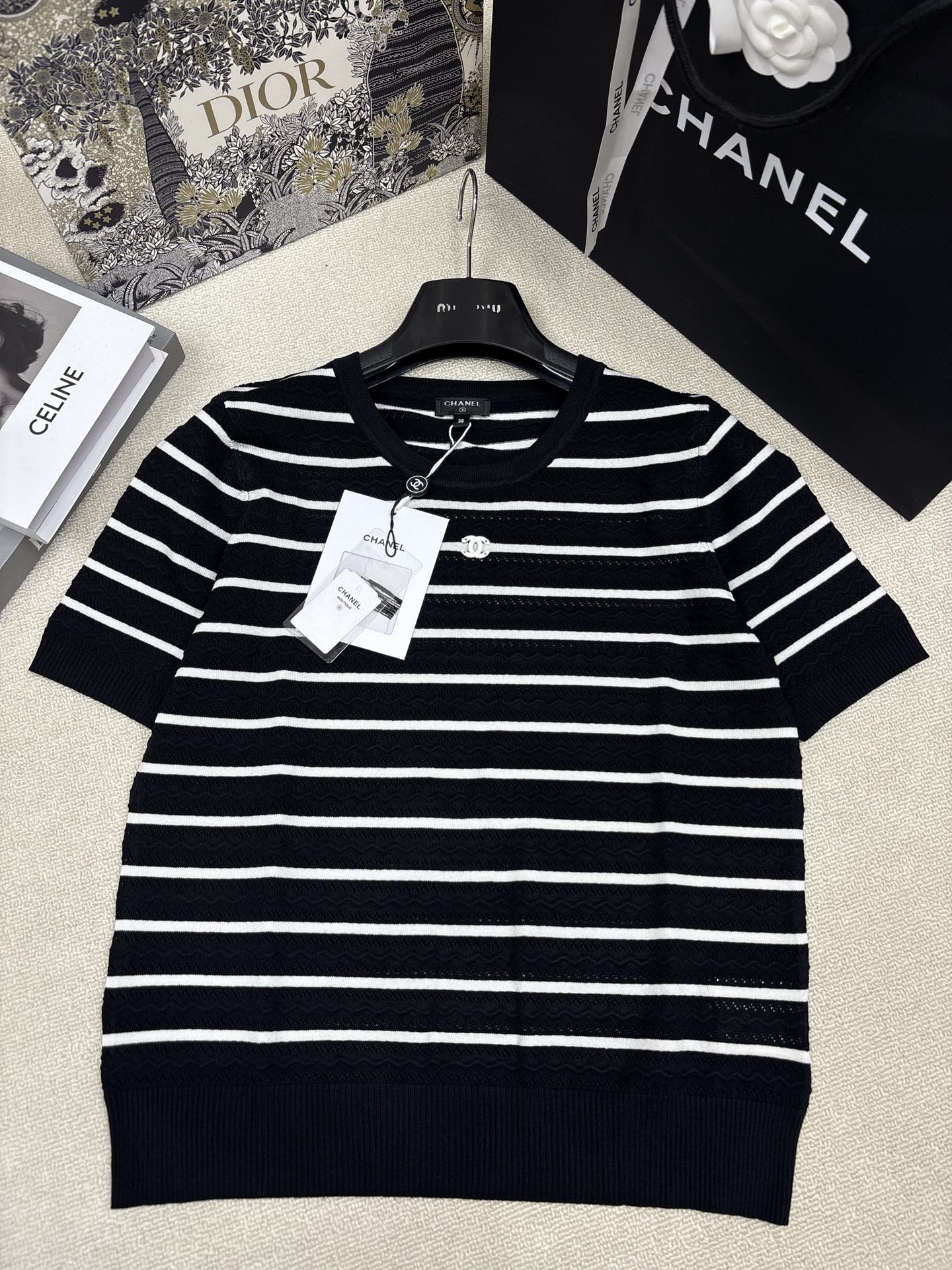 NO:836209,Chane*26 new spring and summer style knitted round neck short sleeves, inter-color stripe splicing, brand double C letter logo hardware embellishment, classic, fashionable, exquisite and versatile, sizes sml, chanel, T-shirt,19860909Chane*26春夏新款针织圆领短袖 间色条纹拼接 品牌双C字母logo五金点缀 经典时髦精致百搭 尺码sml,,chanel,T-shirt,,Women's clothing