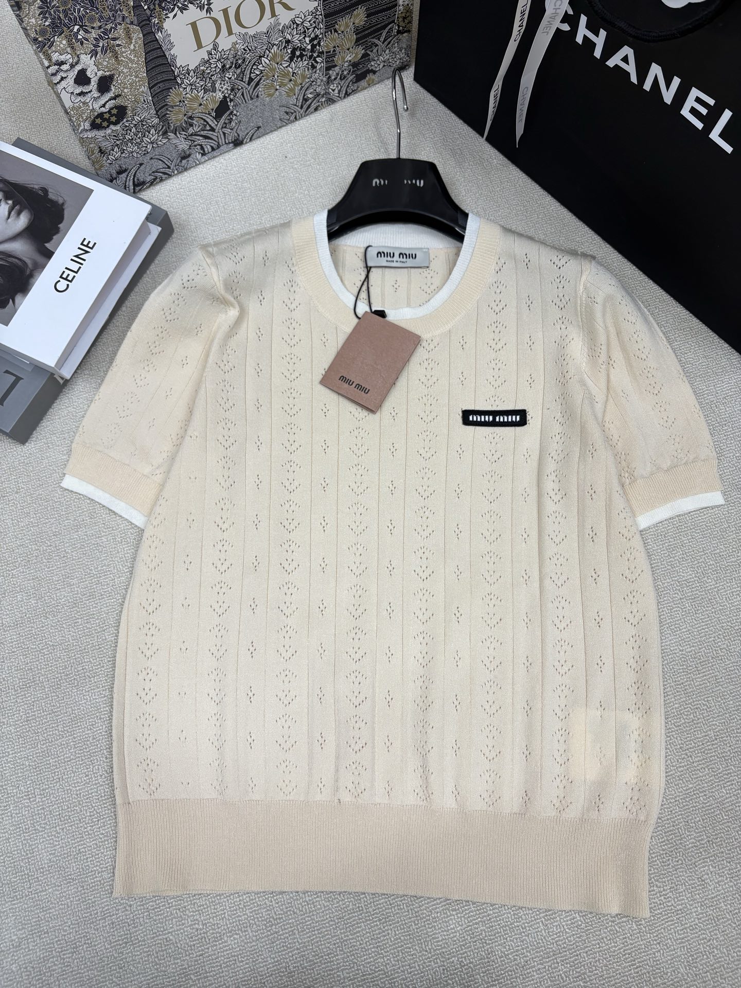 NO:846165,Miumi*26 new spring and summer new knitted round neck short sleeves, fake two-piece design, hollow jacquard decoration, letter logo stamp embellishment, classic, fashionable and versatile for daily use, sizes sml,,miumiu,T-shirt,19860909Miumi*26春夏新款针织圆领短袖 假两件设计 镂空提花装饰 字母logo章仔点缀 经典时髦日常百搭 尺码sml,,miumiu,T-shirt,,Women's clothing
