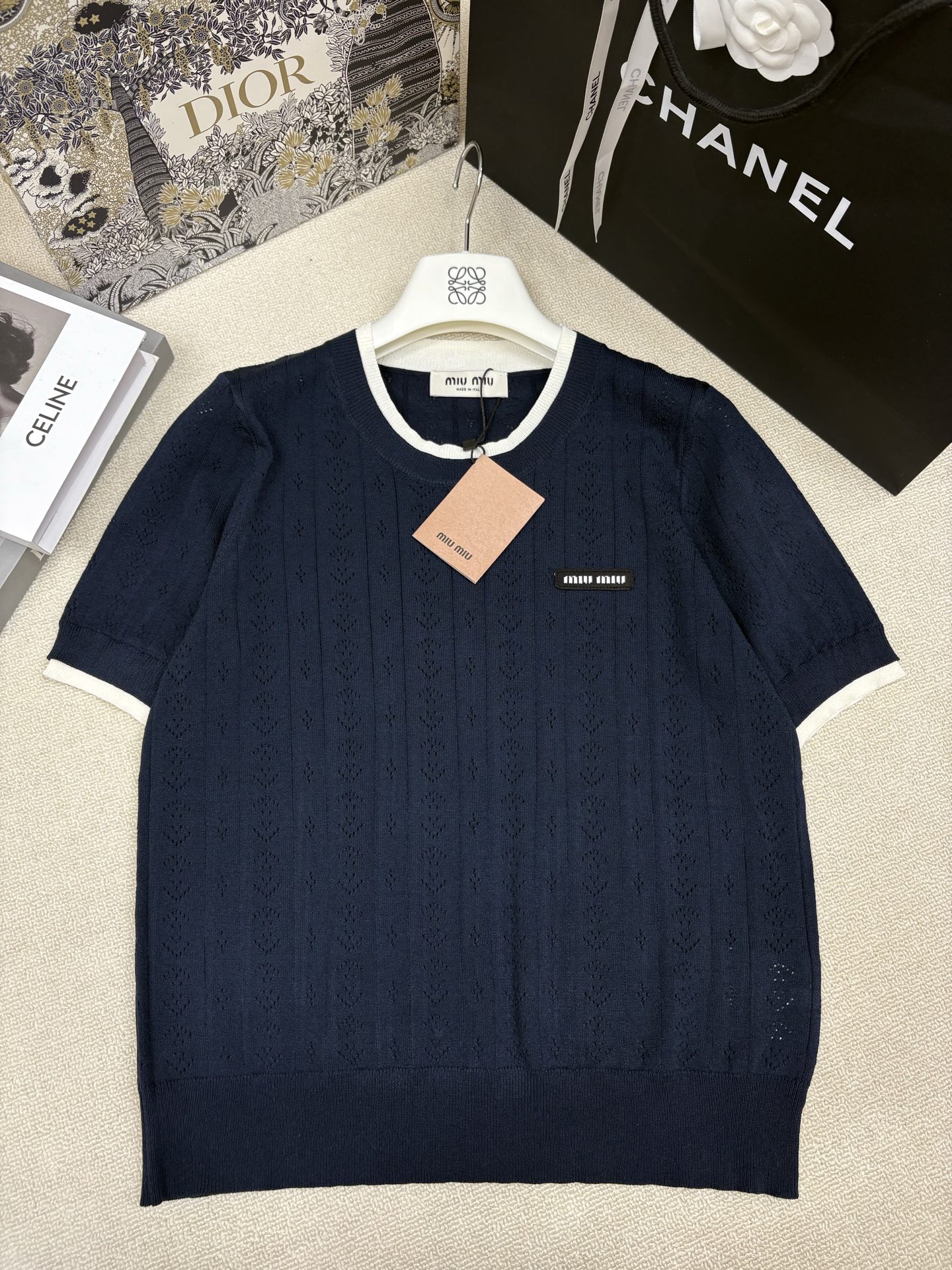 NO:846171,Miumi*26 new spring and summer new knitted round neck short sleeves, fake two-piece design, hollow jacquard decoration, letter logo stamp embellishment, classic, fashionable and versatile for daily use, sizes sml,,miumiu,T-shirt,19860909Miumi*26春夏新款针织圆领短袖 假两件设计 镂空提花装饰 字母logo章仔点缀 经典时髦日常百搭 尺码sml,,miumiu,T-shirt,,Women's clothing