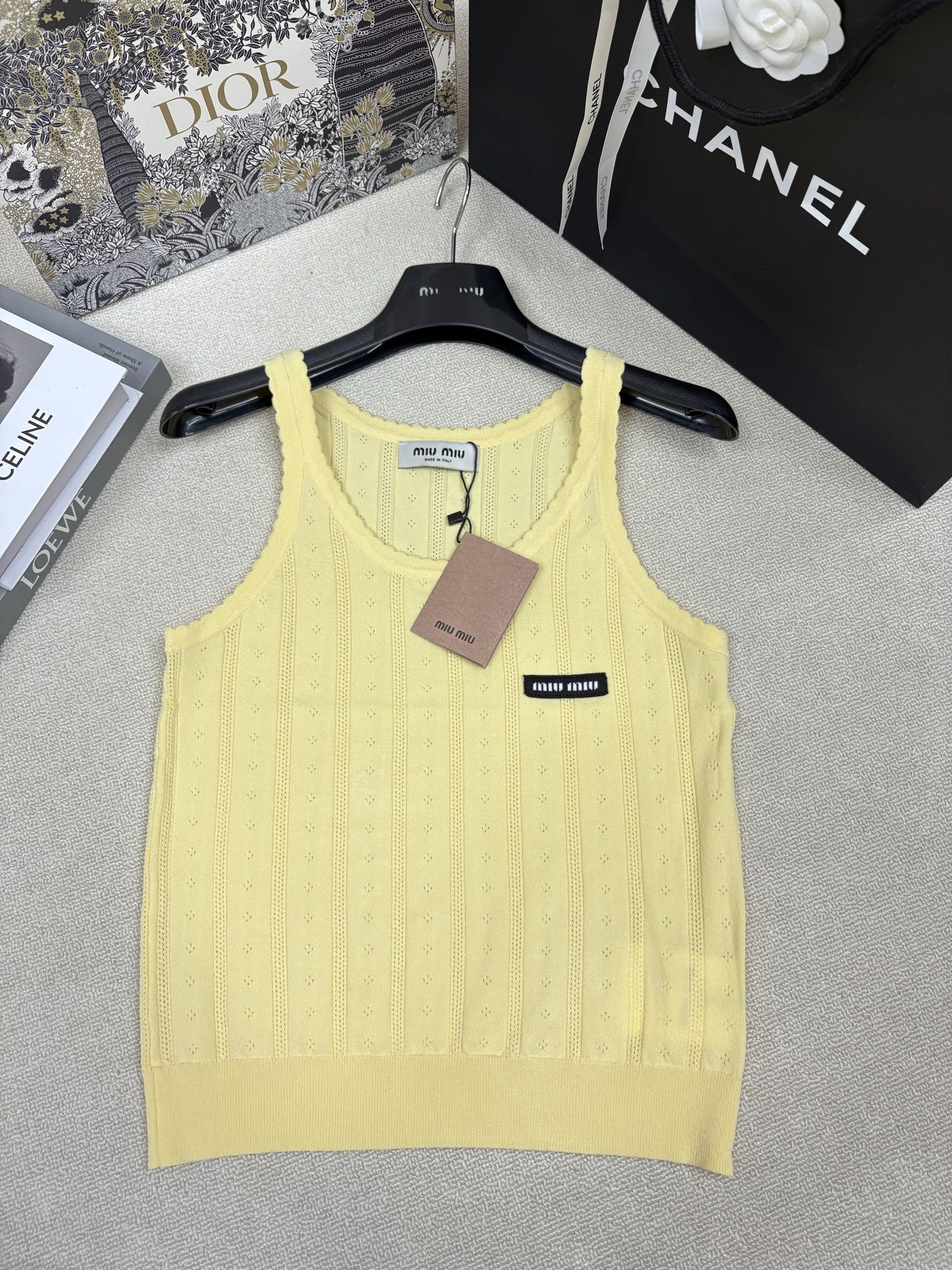 NO:836216,Miumi*26 new spring and summer style knitted round neck suspender, hollow jacquard decoration, brand letter logo stamp embellishment, classic and fashionable summer wardrobe must-have, size sml,,miumiu,19860909Miumi*26春夏新款针织圆领吊带 镂空提花装饰 品牌字母logo章仔点缀 经典时髦夏日炎炎衣橱必备 尺码sml,,miumiu,,Women's clothing