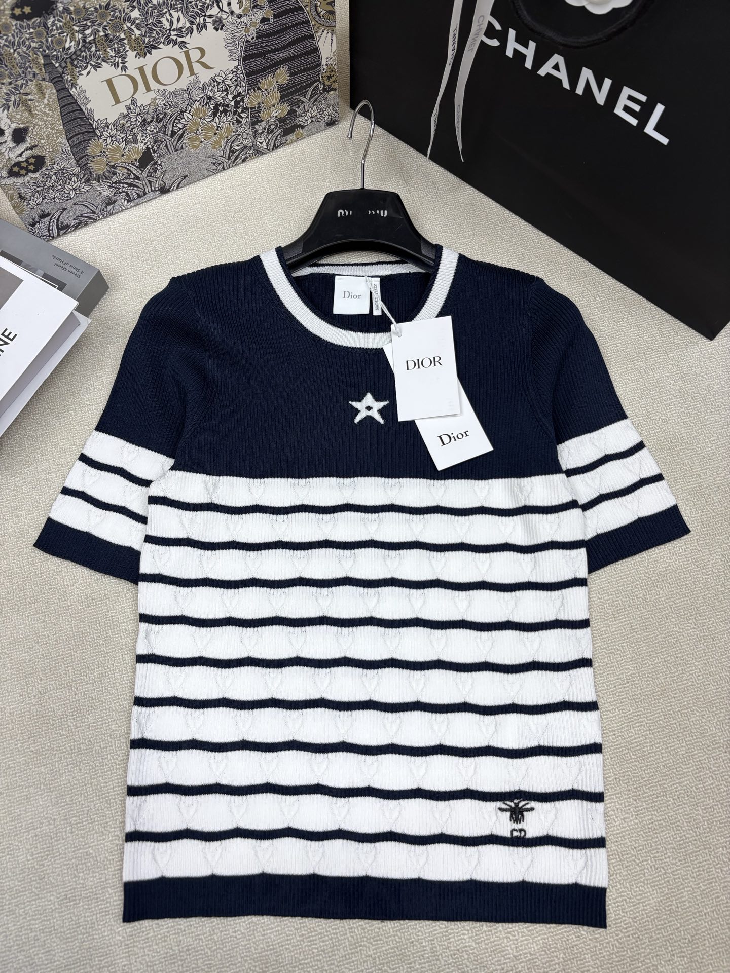 NO:837611,Dio*26 new spring and summer style knitted round neck short sleeves, jacquard decoration with stripes in two colors, embroidered letters CD on the hem, classic, fashionable and versatile, sizes sml, dior, T-shirt,19860909Dio*26春夏新款针织圆领短袖 间色条纹拼接提花装饰 下摆字母CD刺绣点缀 经典时髦百搭 尺码sml,,dior,T-shirt,,Women's clothing