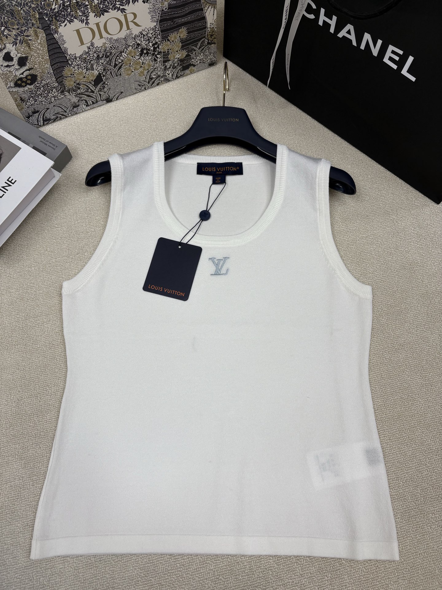 NO:837617,LV Louis Vuit*26 new spring and summer knitted U-neck vest, brand letters LV embroidered embellishment, fashionable, high-end and versatile, a must-have for the hot summer wardrobe, sizes sml,, louis vuitton, louis vuitton,19860909LV路易威*26春夏新款针织U领背心 品牌字母LV刺绣点缀 时髦高级百搭夏日炎炎衣橱必备 尺码sml,,louis vuitton,louis vuitton,,Women's clothing