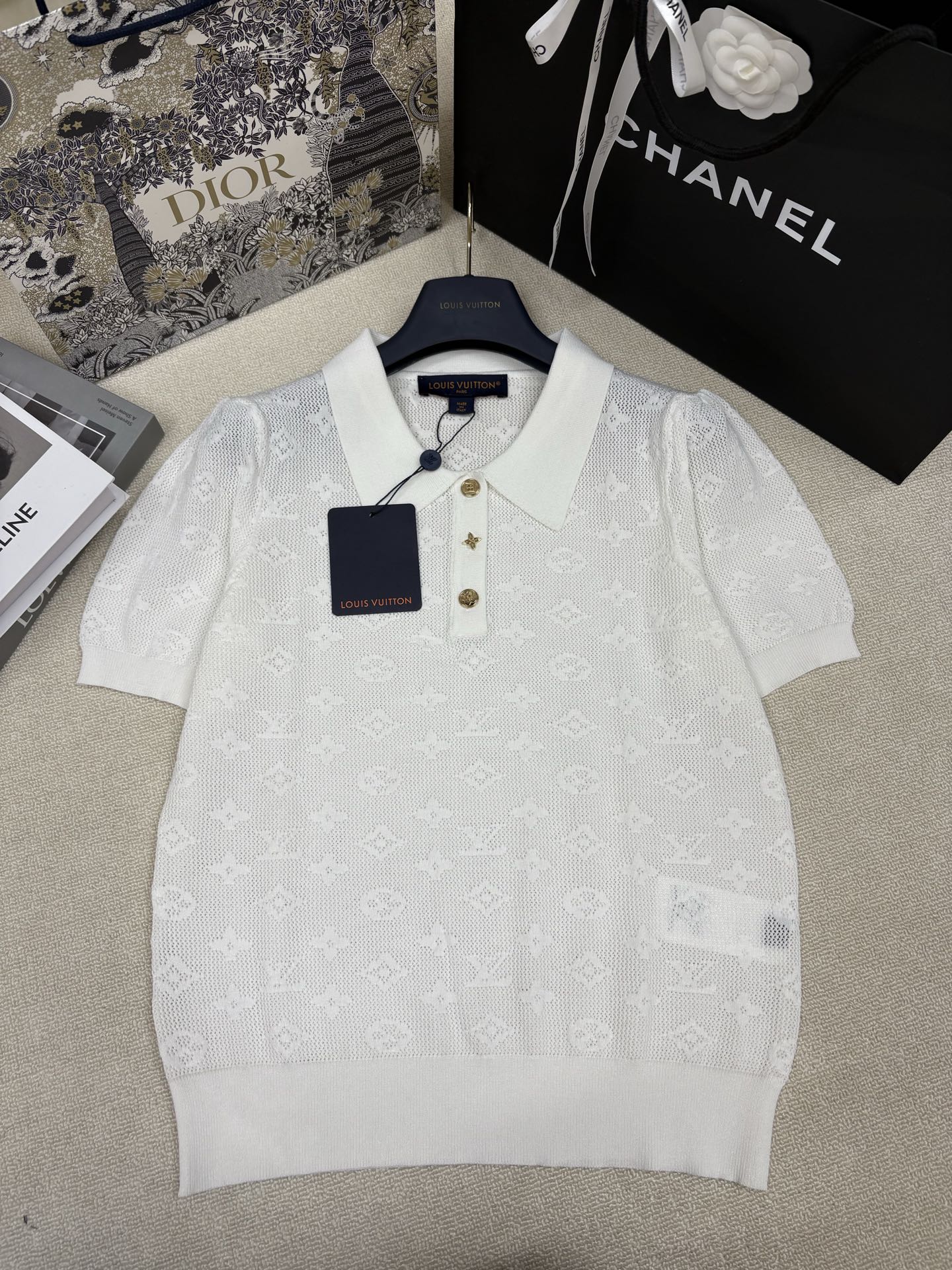 NO:838838,LV Louis Vuit*26 new spring and summer knitted lapel short sleeves, jacquard decoration with brand letter logo elements, yb molded logo hardware buttons embellishment, light, breathable and comfortable, sizes sml,, louis vuitton, louis vuitton, T-shirt,19860909LV路易威*26春夏新款针织翻领短袖 品牌字母logo元素提花装饰 yb开模logo五金纽扣点缀 轻薄透气舒适 尺码sml,,louis vuitton,louis vuitton,T-shirt,,Women's clothing