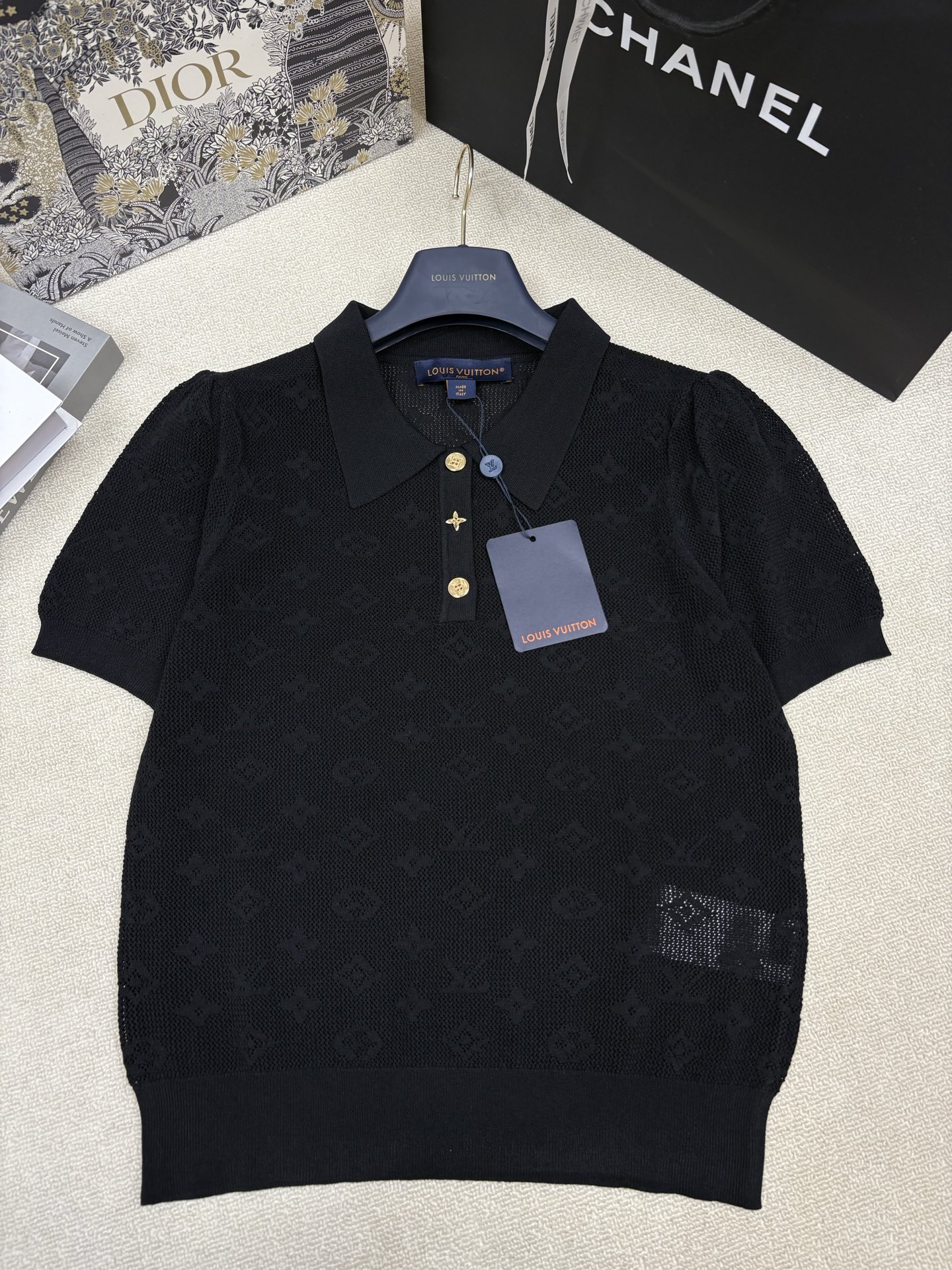 NO:838842,LV Louis Vuit*26 new spring and summer new knitted lapel short sleeves, jacquard decoration with brand letter logo elements, yb molded logo hardware buttons embellishment, light, breathable and comfortable, size sml.,,louis vuitton,louis vuitton,T-shirt,19860909LV路易威*26春夏新款针织翻领短袖 品牌字母logo元素提花装饰 yb开模logo五金纽扣点缀 轻薄透气舒适 尺码sml .,,louis vuitton,louis vuitton,T-shirt,,Women's clothing