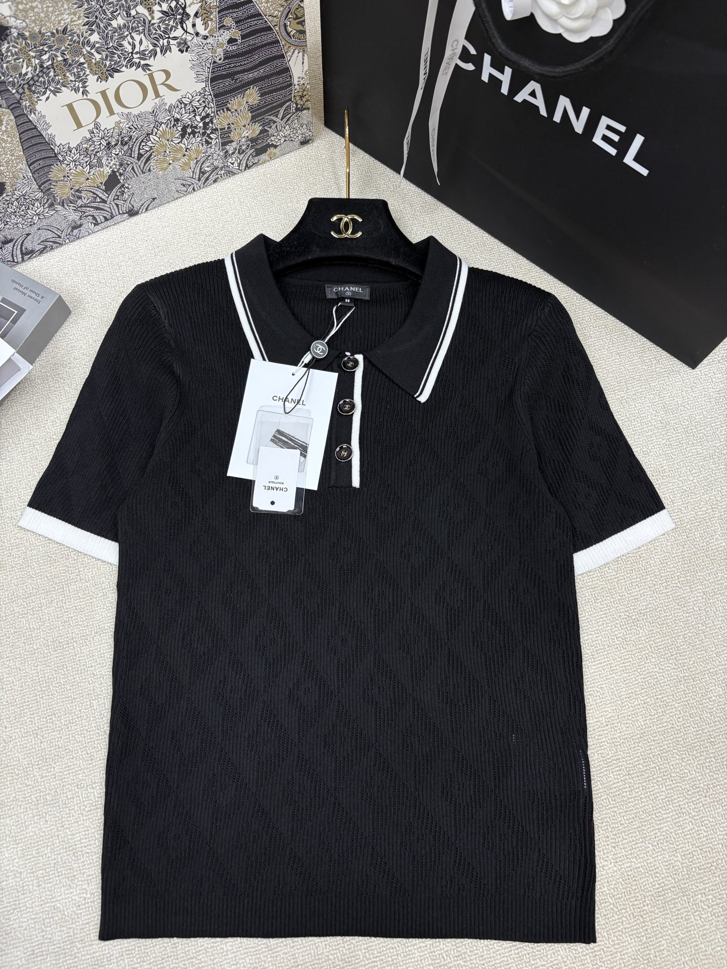 NO:838846,Chane*26 new spring and summer style knitted lapel short sleeves, diamond hollow jacquard, yb molded letters logo hardware buttons embellishment, slim fit, exquisite and fashionable, sizes sml,,chanel,T-shirt,19860909Chane*26春夏新款针织翻领短袖 菱格镂空提花 yb开模字母logo五金纽扣点缀 修身显瘦精致时髦 尺码sml,,chanel,T-shirt,,Women's clothing