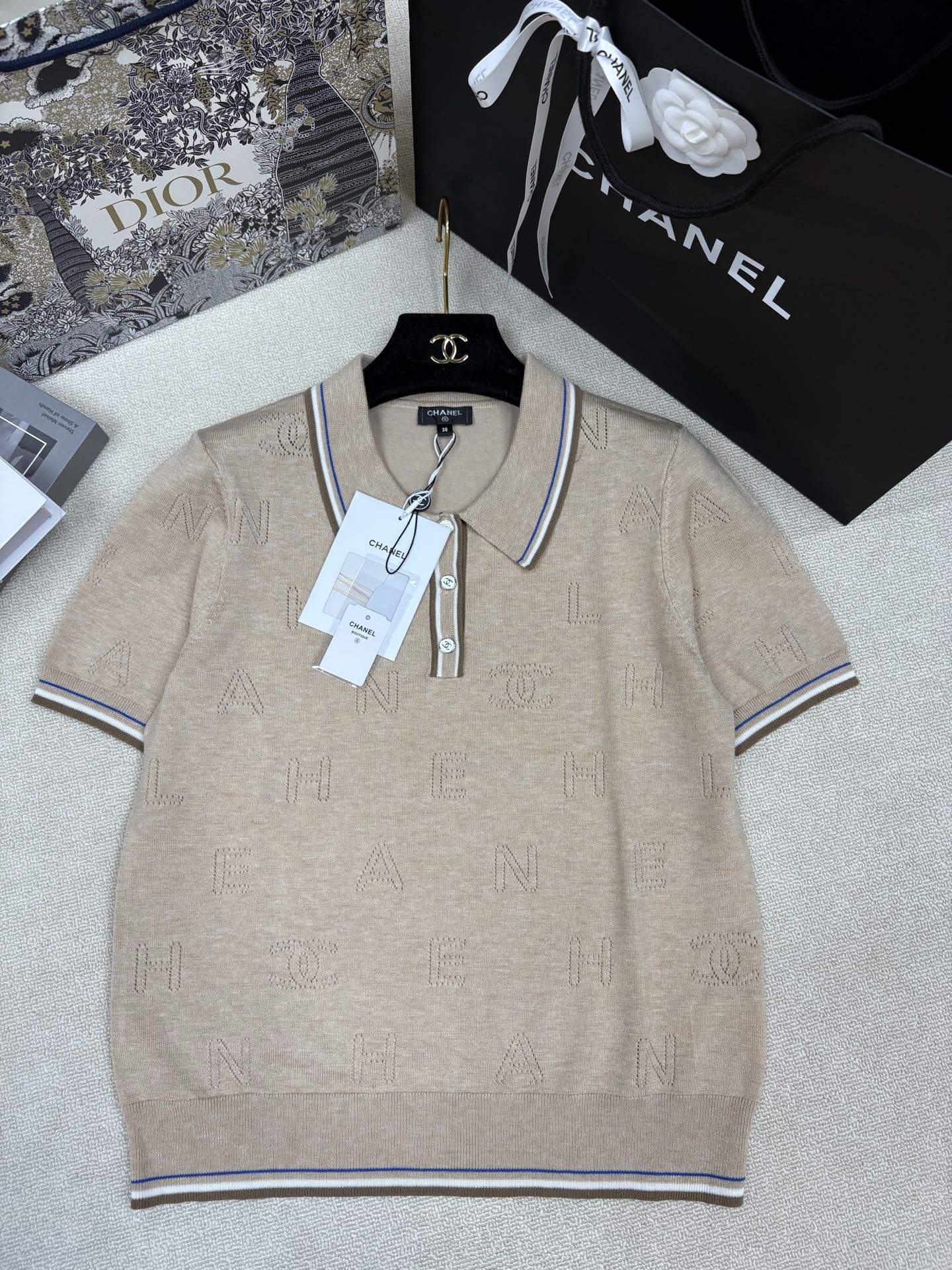 NO:838850,Chane*26 new spring and summer style knitted lapel short sleeves, brand letter logo hollow jacquard decoration, yb molded letter logo hardware button decoration, versatile for commuting, sizes sml, chanel, T-shirt,19860909Chane*26春夏新款针织翻领短袖 品牌字母logo镂空提花装饰 yb开模字母logo五金纽扣点缀 通勤百搭 尺码sml,,chanel,T-shirt,,Women's clothing