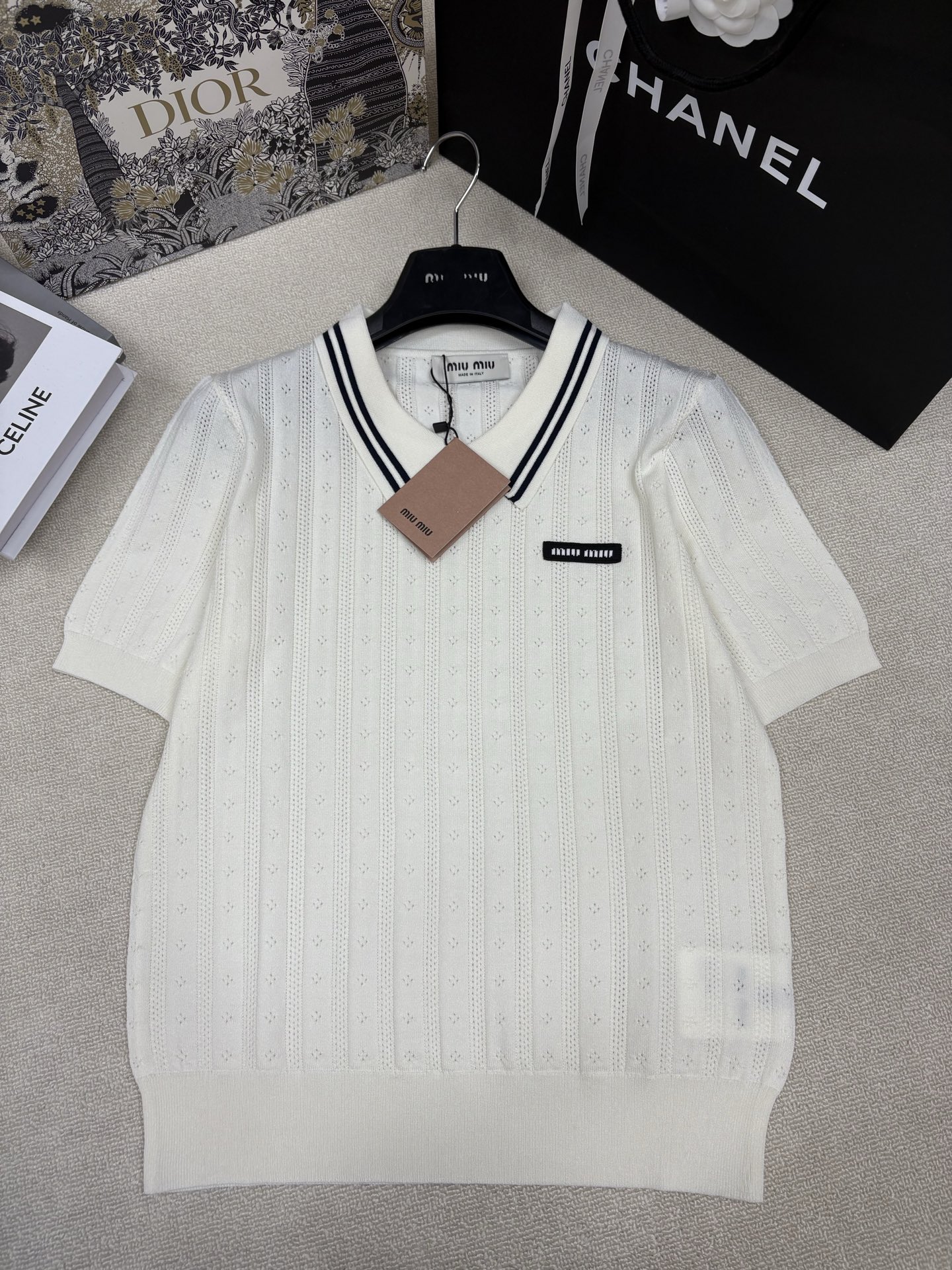 NO:839475,Miumi*26 new spring and summer style knitted lapel short sleeves, hollow jacquard decoration, yb molded letter logo stamp decoration, exquisite and fashionable college style, size sml, item number j,, miumiu, T-shirt,19860909Miumi*26春夏新款针织翻领短袖 镂空提花装饰 yb开模字母logo章仔点缀 精致时髦学院风 尺码sml 货号j,,miumiu,T-shirt,,Women's clothing