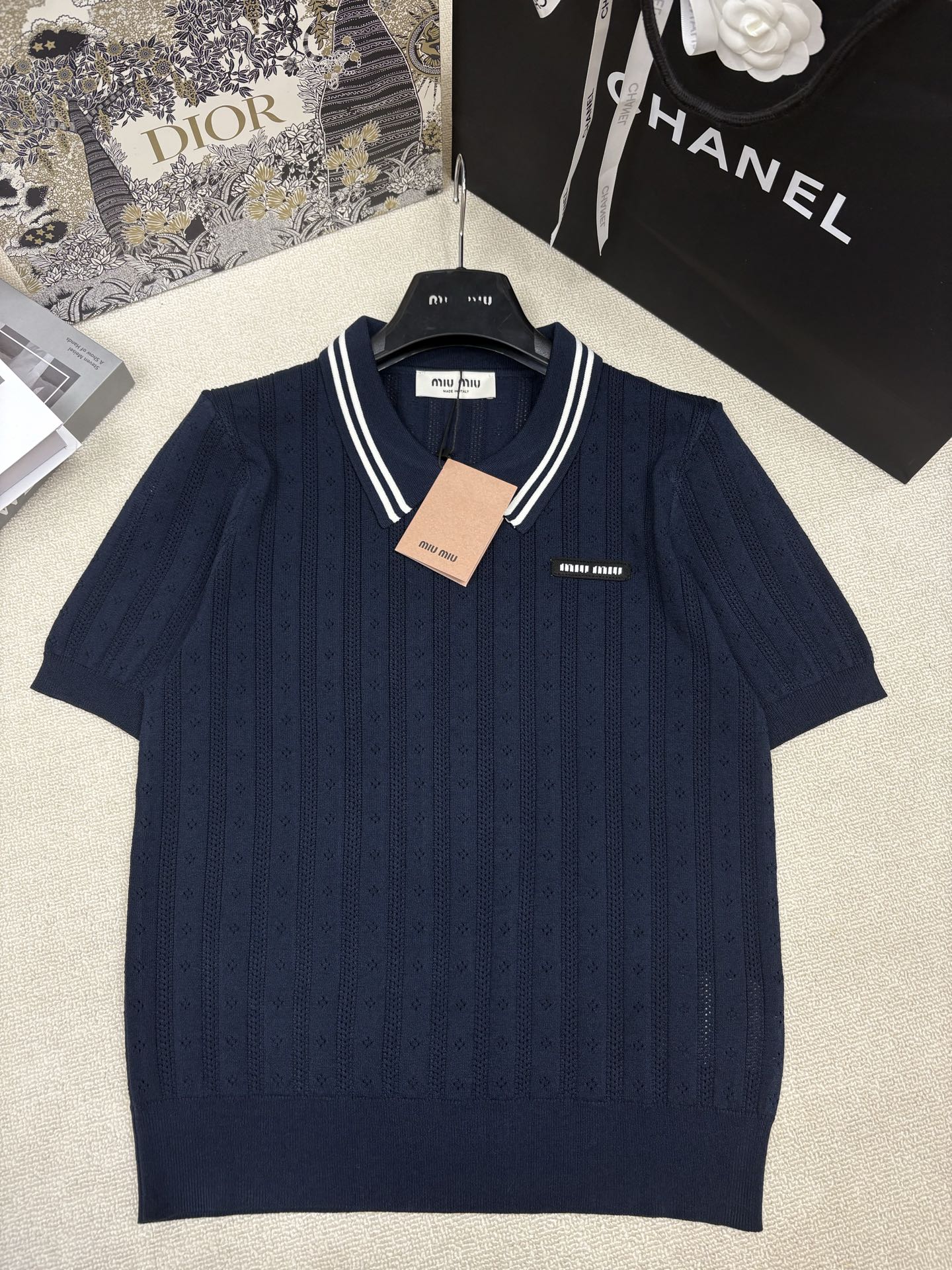NO:839479,Miumi*26 new spring and summer new style knitted lapel short sleeves, hollow jacquard decoration, yb molded letter logo stamp decoration, exquisite and fashionable college style, sizes sml,, miumiu, T-shirt,19860909Miumi*26春夏新款针织翻领短袖 镂空提花装饰 yb开模字母logo章仔点缀 精致时髦学院风 尺码sml,,miumiu,T-shirt,,Women's clothing