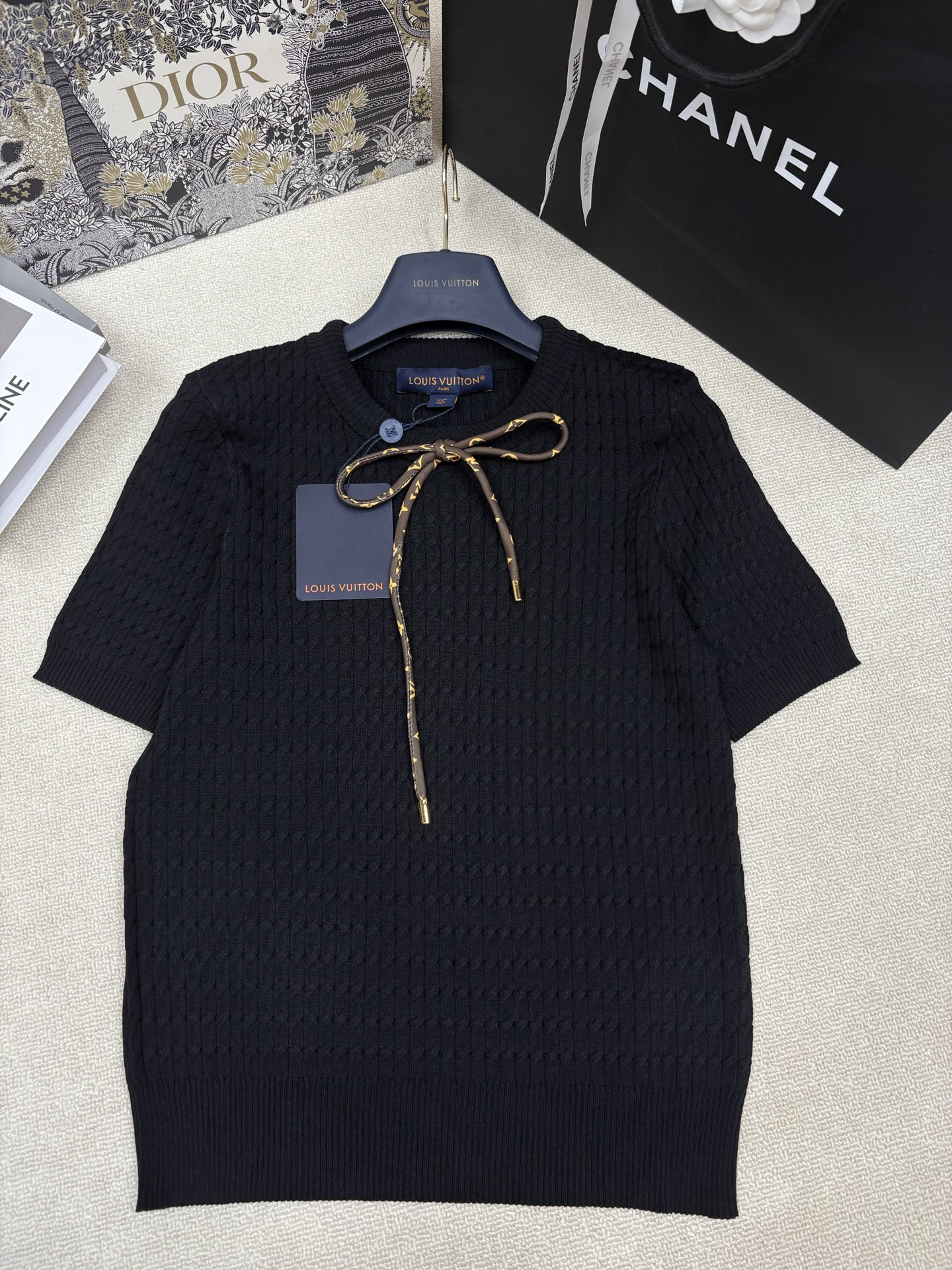 NO:839484,LV Louis Vuit*26 new spring and summer knitted round neck short sleeves, twist button craft, brand letter logo strap decoration on the collar, high-end fashionable and versatile, sizes sml,, louis vuitton, louis vuitton, T-shirt,19860909LV路易威*26春夏新款针织圆领短袖 麻花纽绳工艺 领口品牌字母logo绑带装饰 高级时髦百搭 尺码sml,,louis vuitton,louis vuitton,T-shirt,,Women's clothing