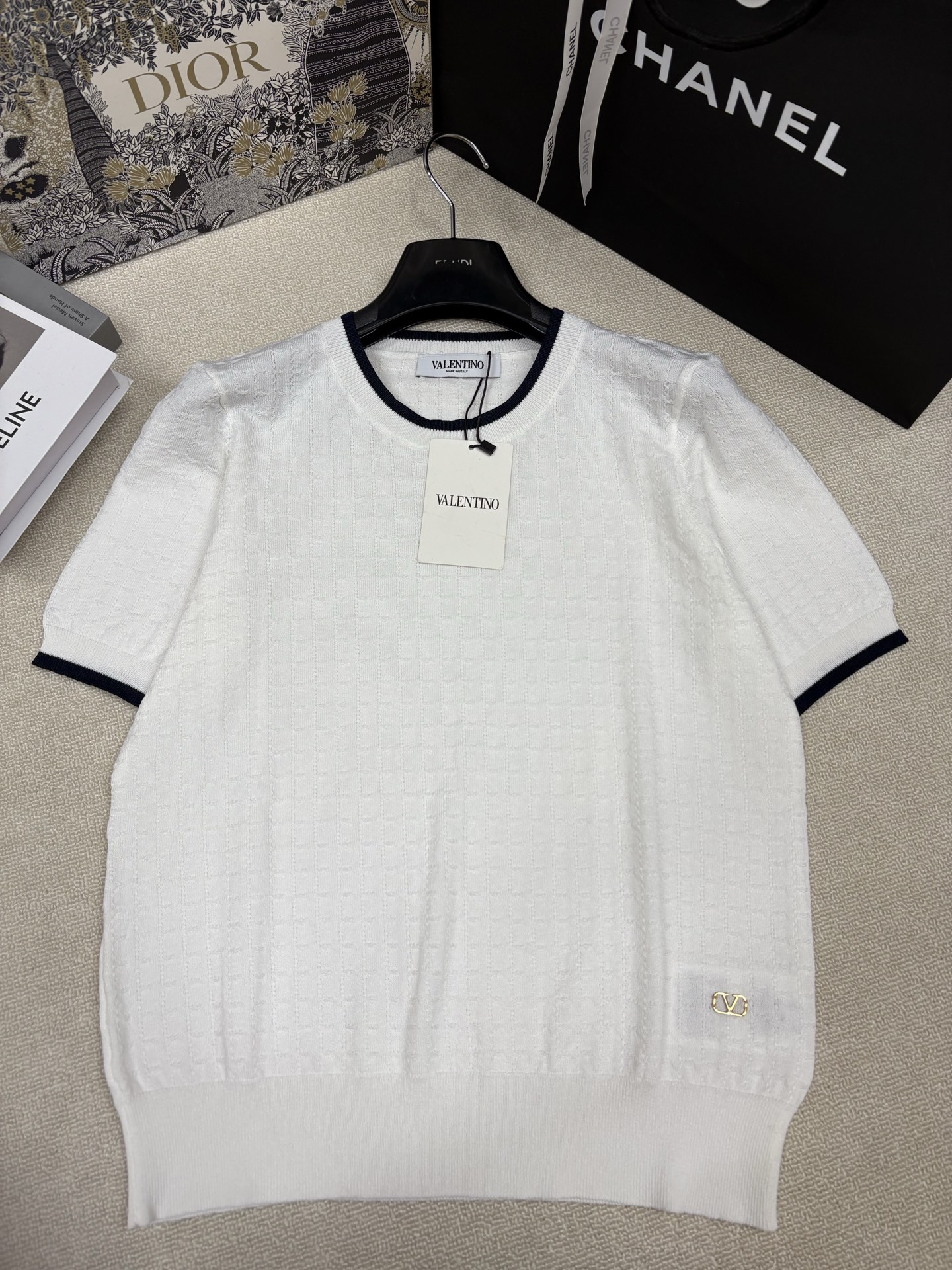 NO:840765,Valentin*26 new spring and summer style knitted round neck short sleeves, contrasting edges, brand logo hardware embellishment on the hem, classic, fashionable and versatile for daily use, sizes sml, valentino, T-shirt,19860909Valentin*26春夏新款针织圆领短袖 撞色包边 下摆品牌logo五金点缀 经典时髦日常百搭 尺码sml,,valentino,T-shirt,,Women's clothing