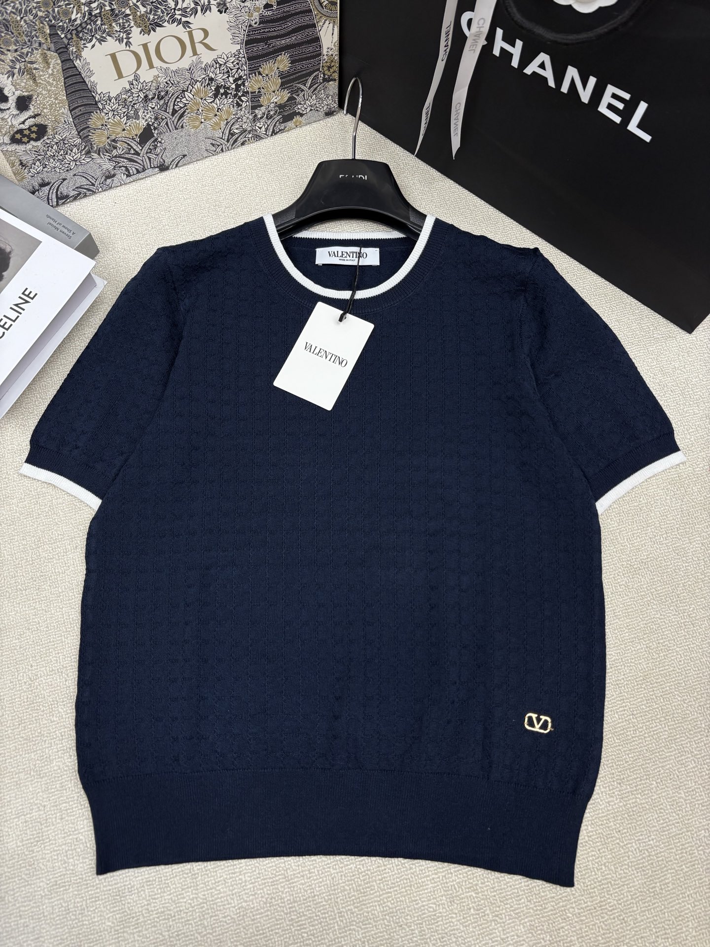 NO:840722,Valentin*26 new spring and summer style knitted round neck short sleeves, contrasting edges, brand logo hardware embellishment on the hem, classic, fashionable and versatile for daily use, sizes sml, valentino, T-shirt,19860909Valentin*26春夏新款针织圆领短袖 撞色包边 下摆品牌logo五金点缀 经典时髦日常百搭 尺码sml,,valentino,T-shirt,,Women's clothing