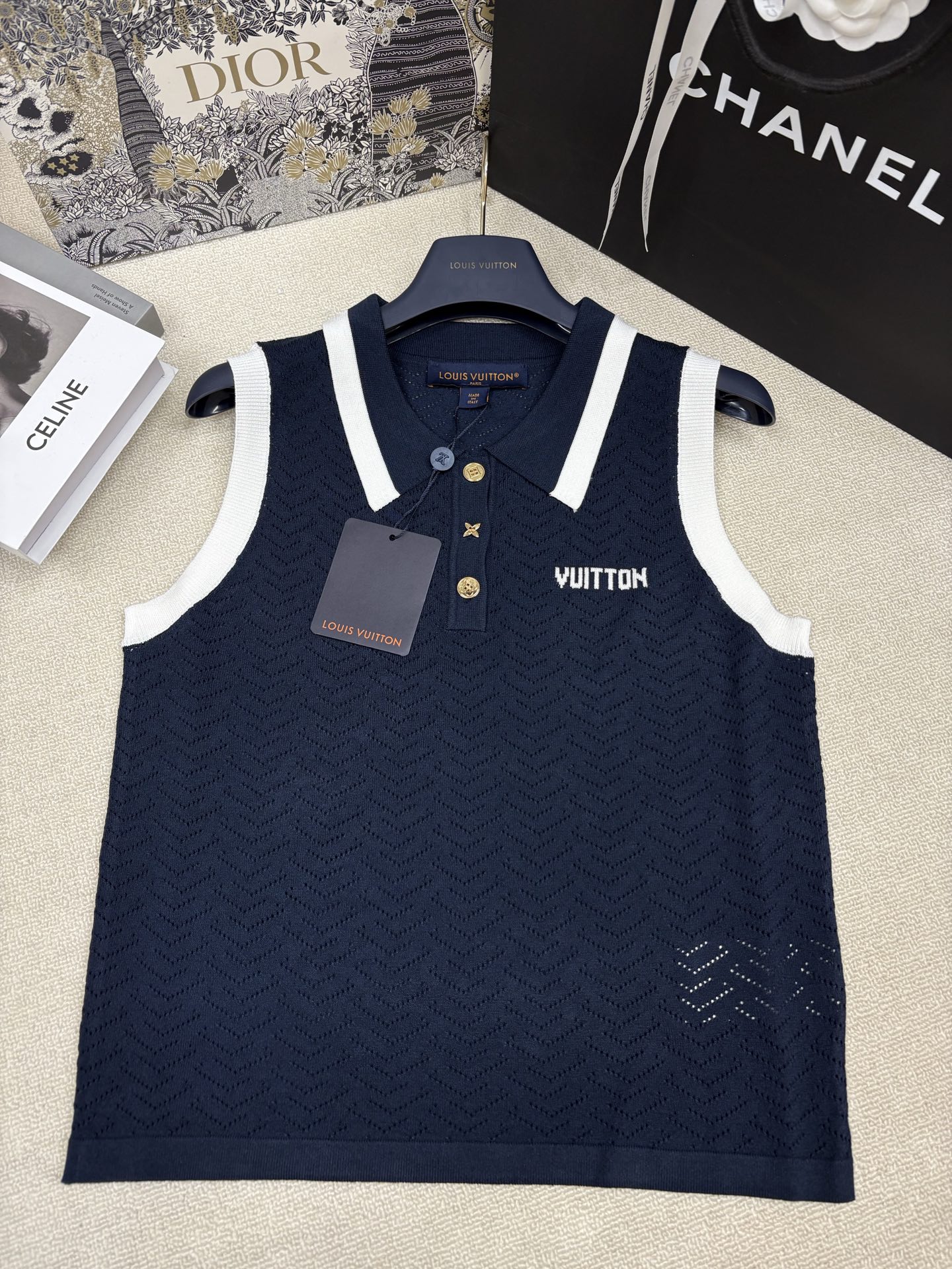 NO:843079,LV Louis Vuit*26 new spring and summer knitted lapel vest, hollow jacquard decorated with letter logo, contrasting jacquard, yb molded logo hardware button embellishment, fashionable, exquisite and versatile, size sml m,,louis vuitton,louis vuitton,19860909LV路易威*26春夏新款针织翻领背心 镂空提花装饰字母logo撞色提花 yb开模logo五金纽扣点缀 时髦精致百搭 尺码sml m,,louis vuitton,louis vuitton,,Women's clothing
