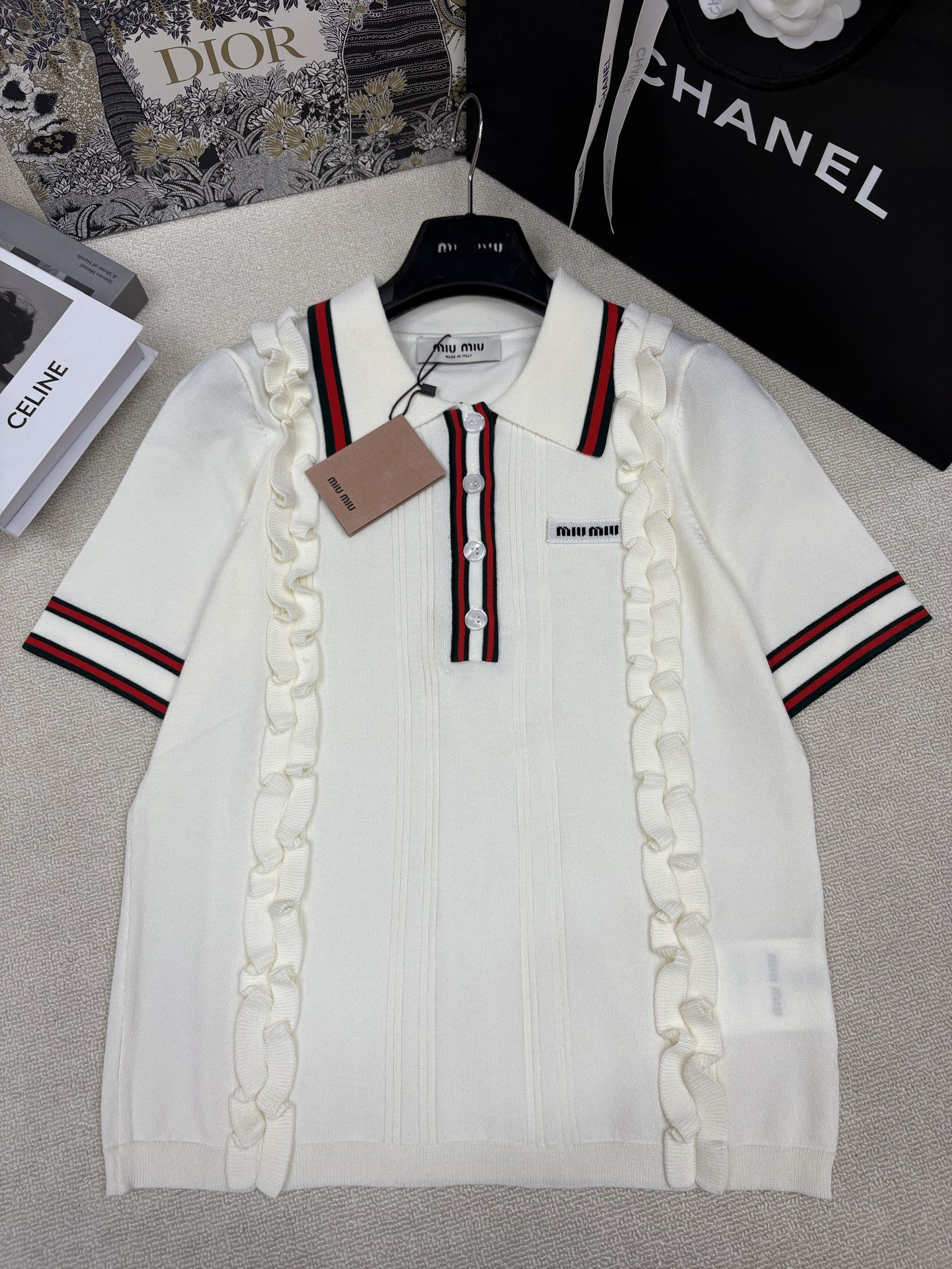 NO:843059,Miumi*26 new spring and summer style knitted lapel short-sleeved earrings decorated with letter logo and embellished with yb molded letter logo buttons. Fashionable, exquisite and versatile. Sizes sml,, miumiu, T-shirt,19860909Miumi*26春夏新款针织翻领短袖 木耳边装饰字母logo章仔点缀 yb开模字母logo纽扣点缀 时髦精致百搭 尺码sml,,miumiu,T-shirt,,Women's clothing