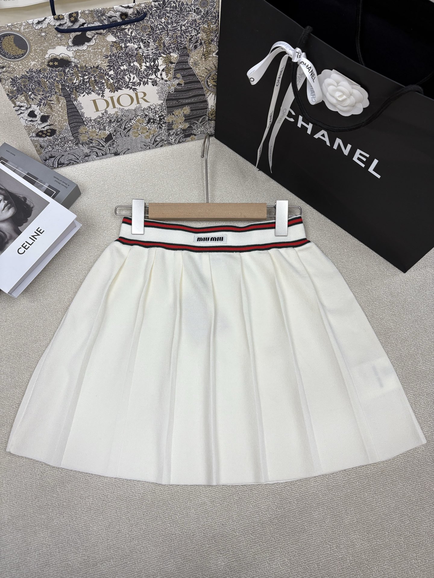 NO:843063,Miumi*26 new spring and summer new knitted skirt. Pleated skirt design. Elastic waist at skirt head and letter logo stamp embellished. Fashionable and versatile for age reduction. Sizes sml,,miumiu,skirts,19860909Miumi*26春夏新款针织半裙 百褶裙设计 裙头松紧腰字母logo章仔点缀 时髦减龄百搭 尺码sml,,miumiu,skirts,,Women's clothing