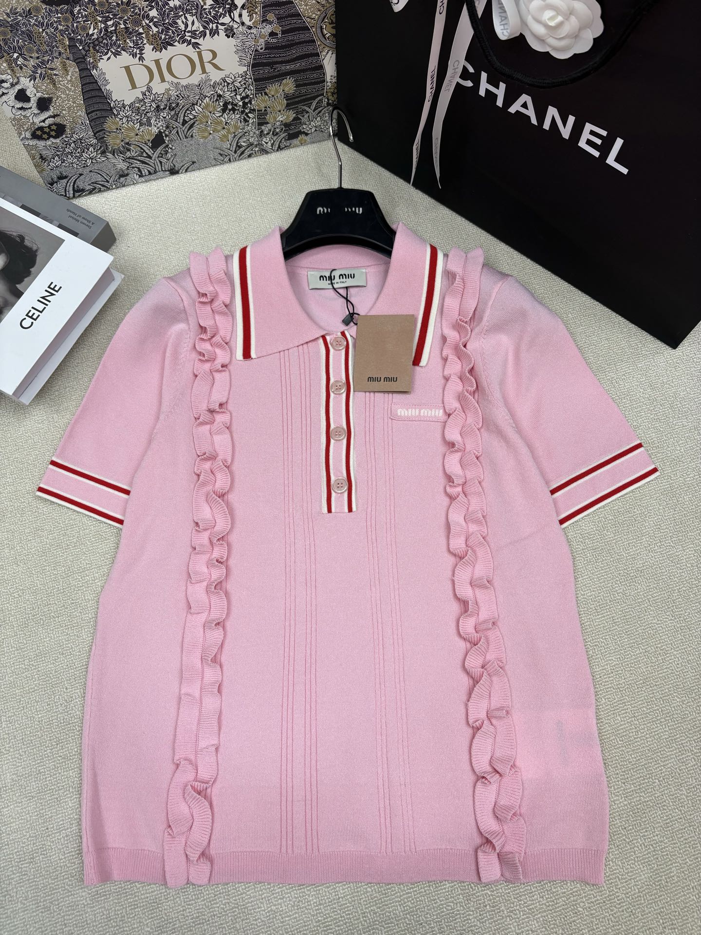 NO:843067,Miumi*26 new spring and summer style knitted lapel short-sleeved earrings decorated with letter logo and embellished with yb molded letter logo buttons. Fashionable, exquisite and versatile. Sizes sml,, miumiu, T-shirt,19860909Miumi*26春夏新款针织翻领短袖 木耳边装饰字母logo章仔点缀 yb开模字母logo纽扣点缀 时髦精致百搭 尺码sml,,miumiu,T-shirt,,Women's clothing