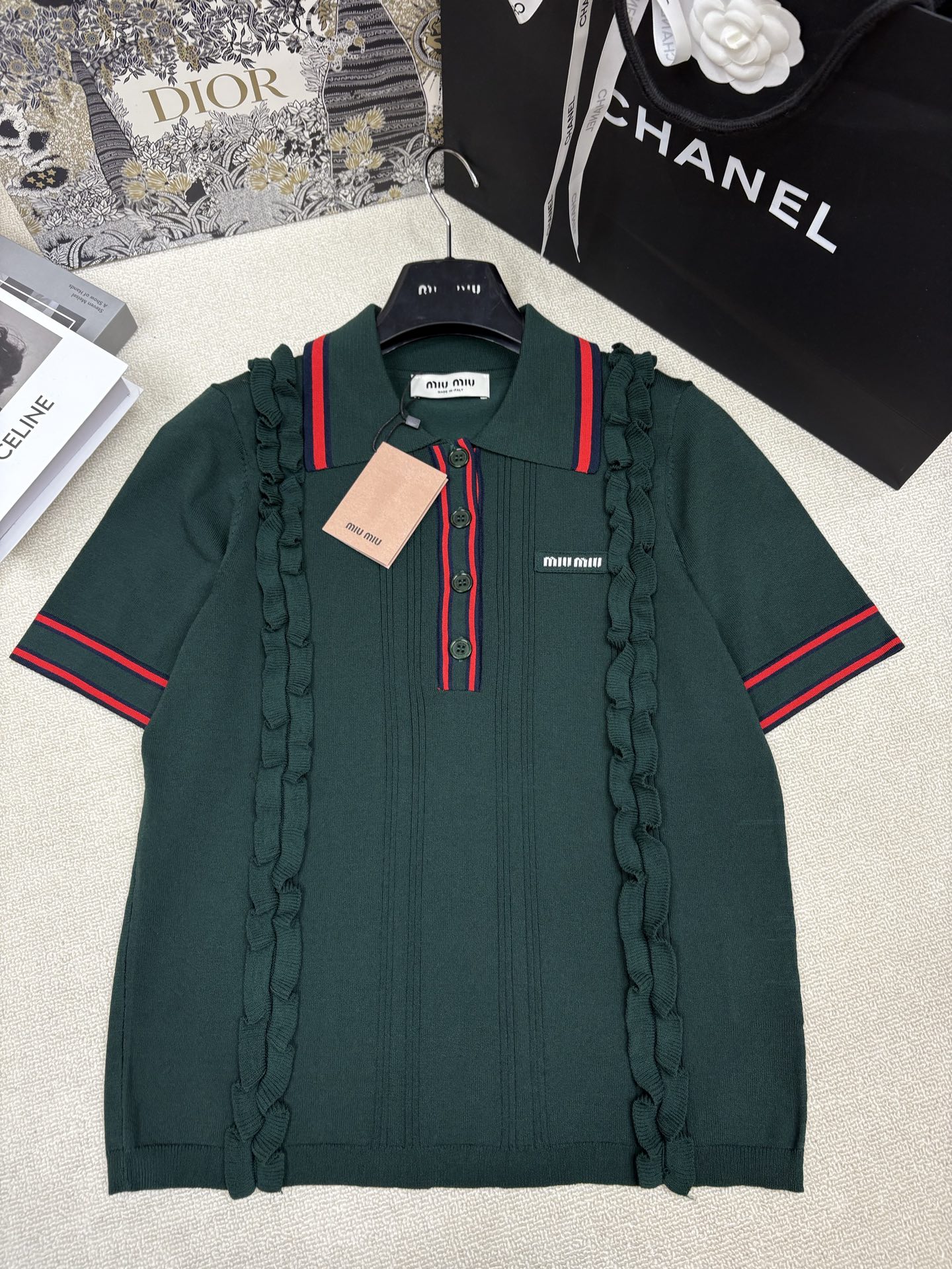NO:843075,Miumi*26 new spring and summer style knitted lapel short-sleeved earrings decorated with letter logo and embellished with yb molded letter logo buttons. Fashionable, exquisite and versatile. Sizes sml,, miumiu, T-shirt,19860909Miumi*26春夏新款针织翻领短袖 木耳边装饰字母logo章仔点缀 yb开模字母logo纽扣点缀 时髦精致百搭 尺码sml,,miumiu,T-shirt,,Women's clothing