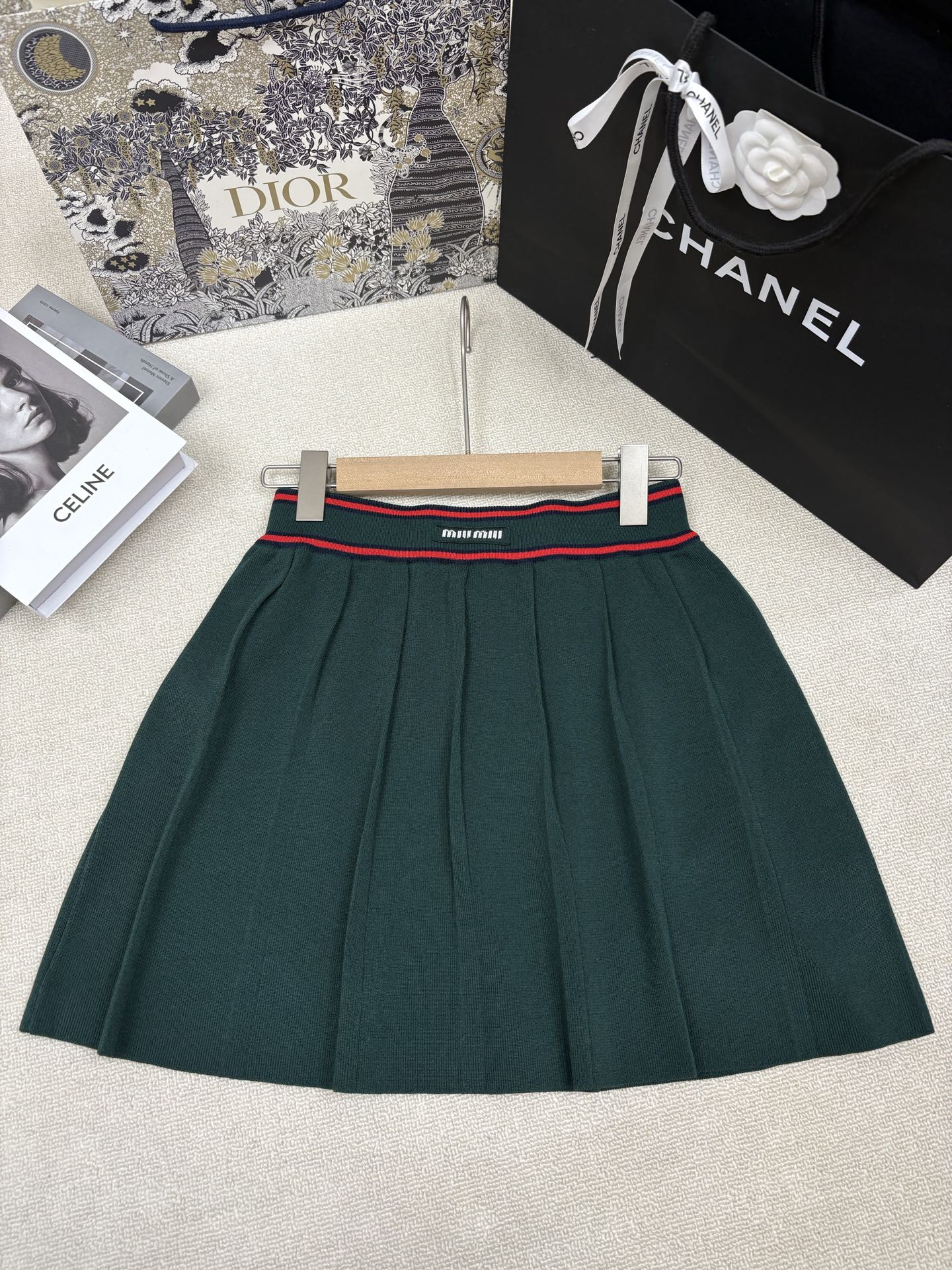NO:843071,Miumi*26 new spring and summer new knitted skirt. Pleated skirt design. Elastic waist at skirt head and letter logo stamp embellished. Fashionable and versatile for age reduction. Sizes sml,,miumiu,skirts,19860909Miumi*26春夏新款针织半裙 百褶裙设计 裙头松紧腰字母logo章仔点缀 时髦减龄百搭 尺码sml,,miumiu,skirts,,Women's clothing