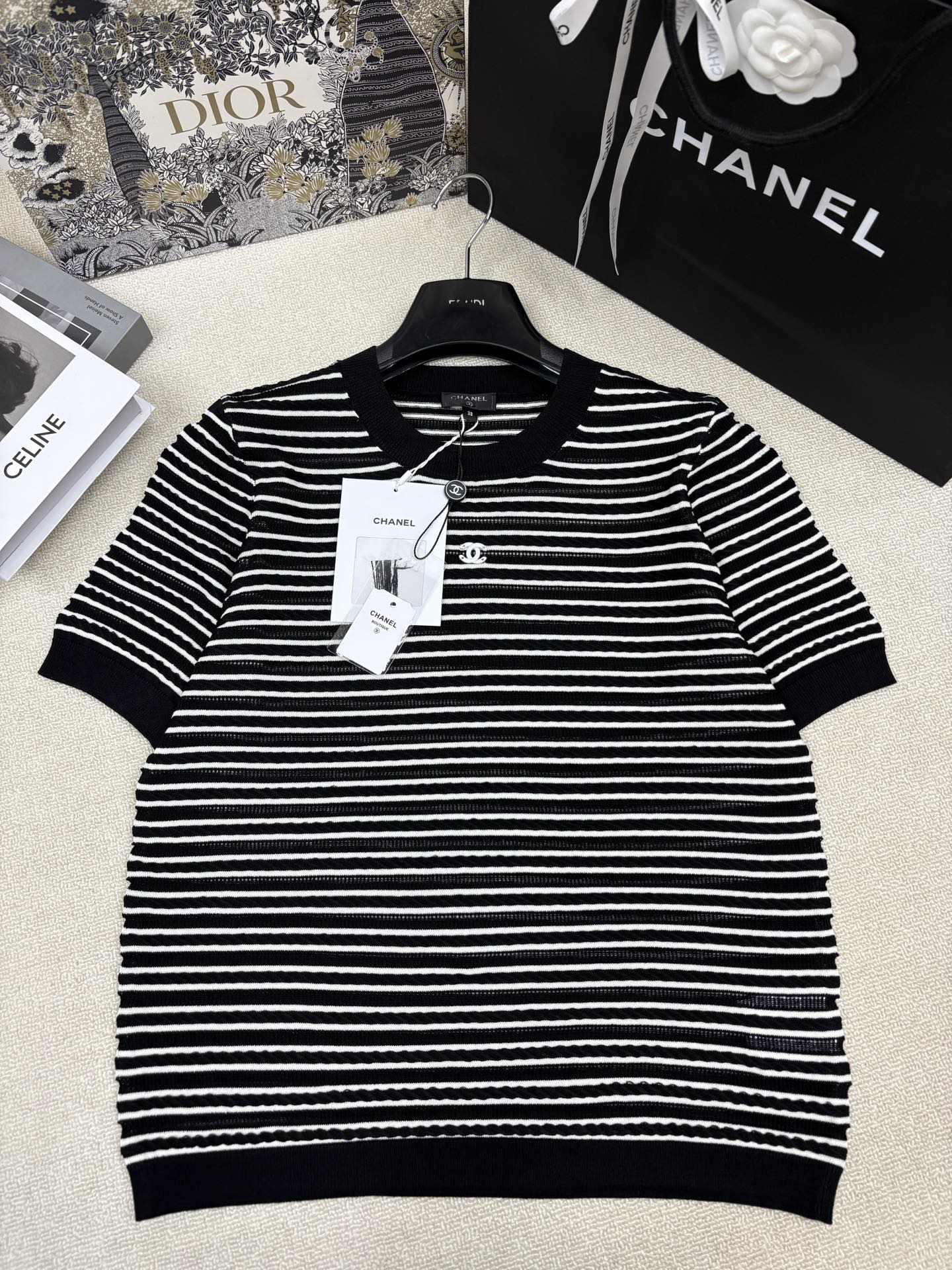 NO:843909,Chane*26 new spring and summer style knitted round neck short sleeves, inter-color stripe splicing, brand double C letter logo embellishment, classic, fashionable, exquisite and versatile, sizes sml, chanel, T-shirt,19860909Chane*26春夏新款针织圆领短袖 间色条纹拼接 品牌双C字母logo点缀 经典时髦精致百搭 尺码sml,,chanel,T-shirt,,Women's clothing