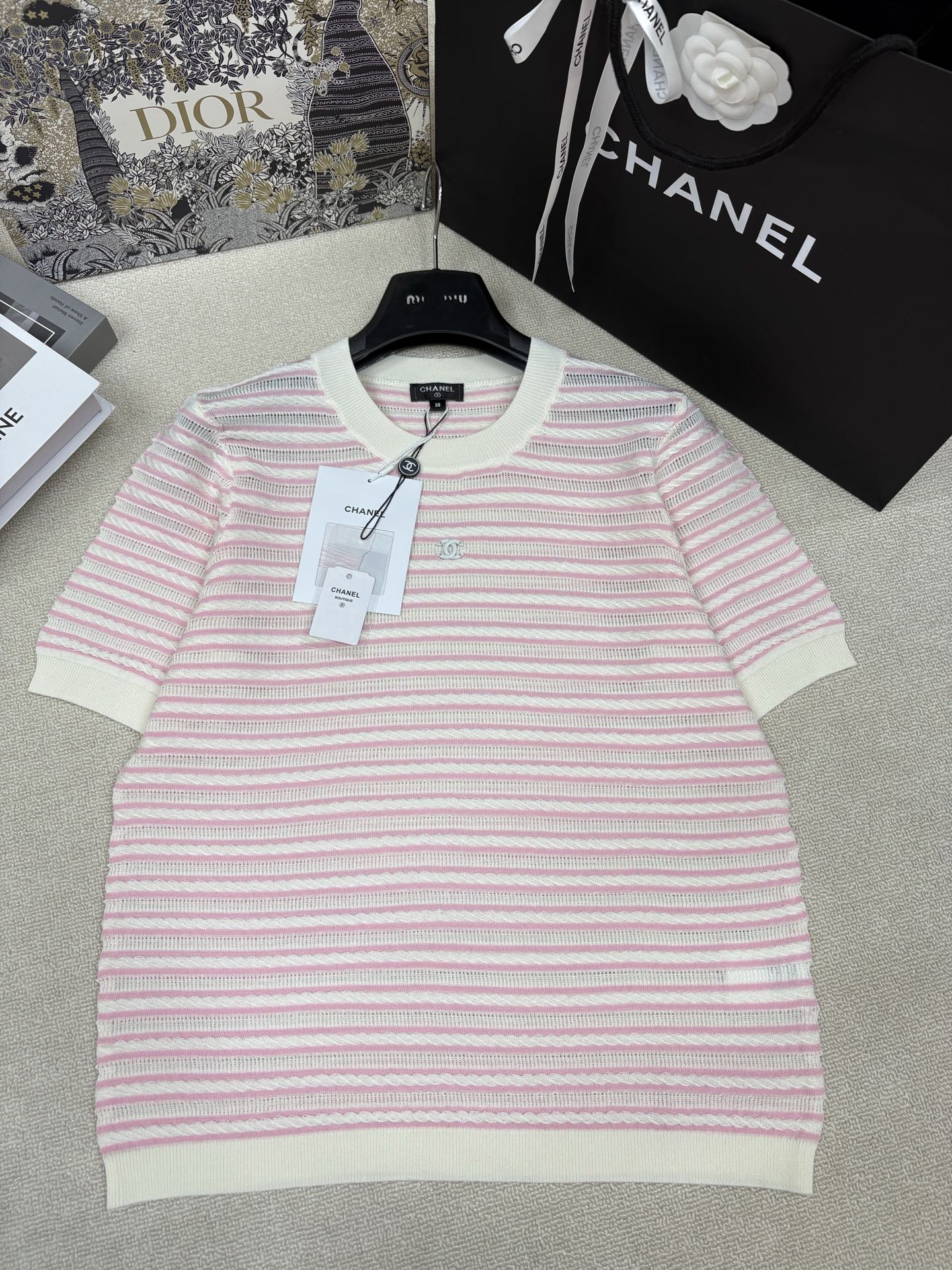 NO:843914,Chane*26 new spring and summer style knitted round neck short sleeves, inter-color stripe splicing, brand double C letter logo embellishment, classic, fashionable, exquisite and versatile, sizes sml, chanel, T-shirt,19860909Chane*26春夏新款针织圆领短袖 间色条纹拼接 品牌双C字母logo点缀 经典时髦精致百搭 尺码sml,,chanel,T-shirt,,Women's clothing