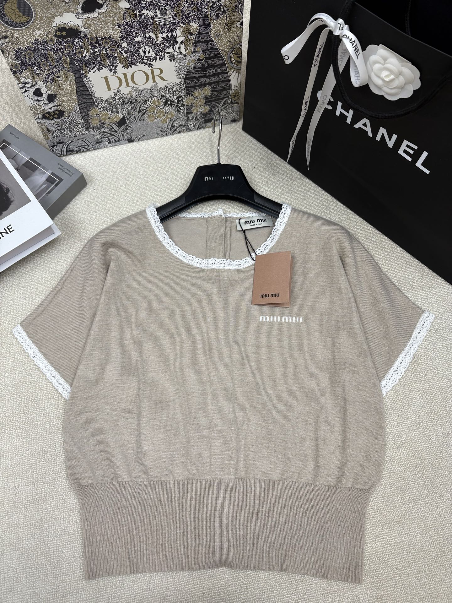 NO:843919,Miumi*26 spring and summer new style knitted double-sided wear, lace splicing, letter logo contrasting jacquard embellishment, yb molded letter logo button decoration, high-end light luxury and exquisite, size sml,, miumiu,19860909Miumi*26春夏新款针织双面穿 蕾丝拼接 字母logo撞色提花点缀 yb开模字母logo纽扣装饰 高级轻奢精致 尺码sml,,miumiu,,Women's clothing