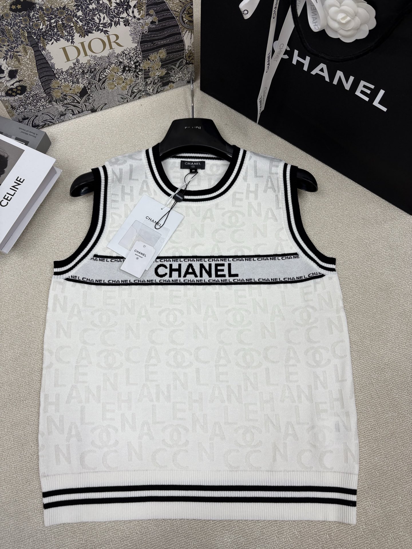 NO:844555,Chane*26 new spring and summer knitted round neck vest. Brand letter double logo hollow jacquard decoration. Letter logo contrast jacquard decoration. Fashionable, refined and light luxury. Sizes sml,,chanel,19860909Chane*26春夏新款针织圆领背心 品牌字母双Clogo镂空提花装饰 字母logo撞色提花点缀 时髦精致轻奢 尺码sml,,chanel,,Women's clothing