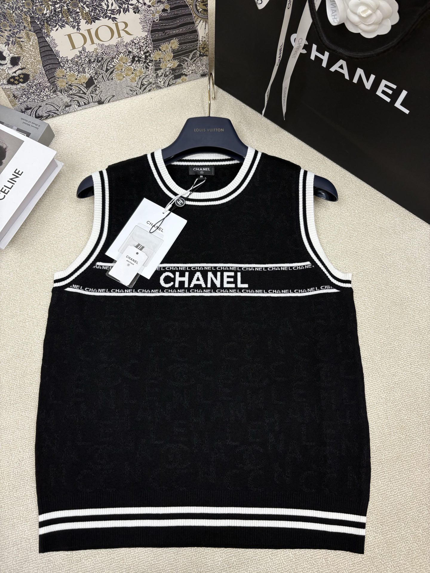 NO:844561,Chane*26 new spring and summer knitted round neck vest. Brand letter double logo hollow jacquard decoration. Letter logo contrast jacquard decoration. Fashionable, refined and light luxury. Sizes sml,,chanel,19860909Chane*26春夏新款针织圆领背心 品牌字母双Clogo镂空提花装饰 字母logo撞色提花点缀 时髦精致轻奢 尺码sml,,chanel,,Women's clothing
