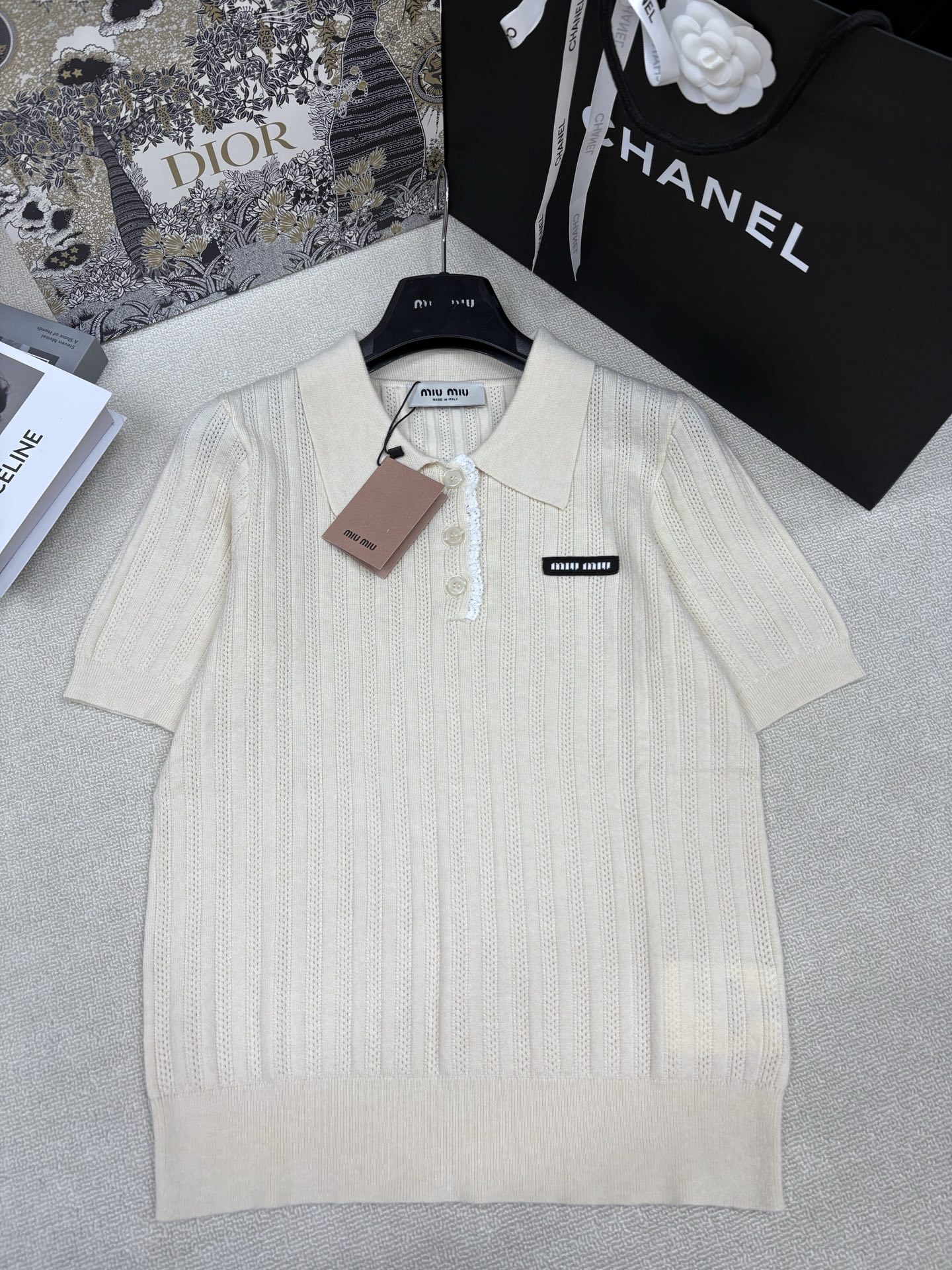NO:846141,Miumi*26 new spring and summer style knitted lapel short sleeves, brand letter logo stamp decoration, yb molded letter logo button lace stitching embellishment, high-end light luxury and exquisite size sml,, miumiu, T-shirt,19860909Miumi*26春夏新款针织翻领短袖 品牌字母logo章仔装饰 yb开模字母logo纽扣蕾丝拼接点缀 高级轻奢精致 尺码sml,,miumiu,T-shirt,,Women's clothing