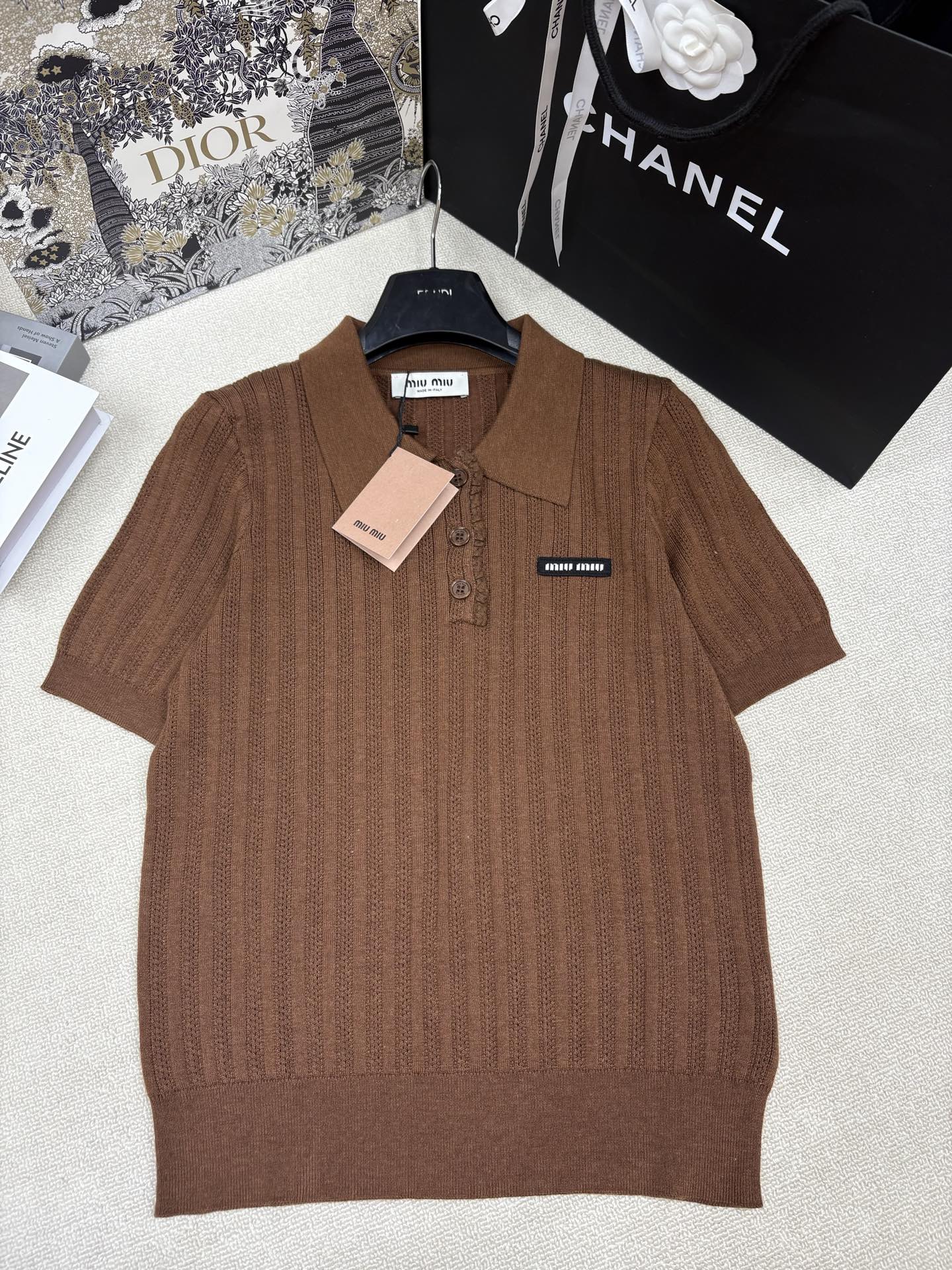 NO:846153,Miumi*26 new spring and summer style knitted lapel short sleeves, brand letter logo stamp decoration, yb molded letter logo button lace stitching embellishment, high-end light luxury and exquisite size sml l,, miumiu, T-shirt,19860909Miumi*26春夏新款针织翻领短袖 品牌字母logo章仔装饰 yb开模字母logo纽扣蕾丝拼接点缀 高级轻奢精致 尺码sml l,,miumiu,T-shirt,,Women's clothing