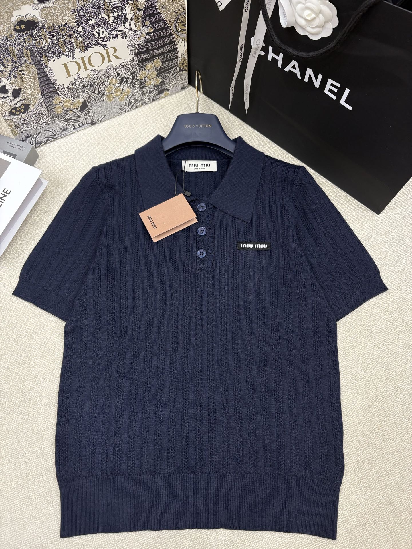 NO:846159,Miumi*26 new spring and summer style knitted lapel short-sleeved brand letter logo stamp decoration yb molded letter logo button lace splicing decoration high-end light luxury and exquisite size sml m,, miumiu, T-shirt,19860909Miumi*26春夏新款针织翻领短袖 品牌字母logo章仔装饰 yb开模字母logo纽扣蕾丝拼接点缀 高级轻奢精致 尺码sml m,,miumiu,T-shirt,,Women's clothing