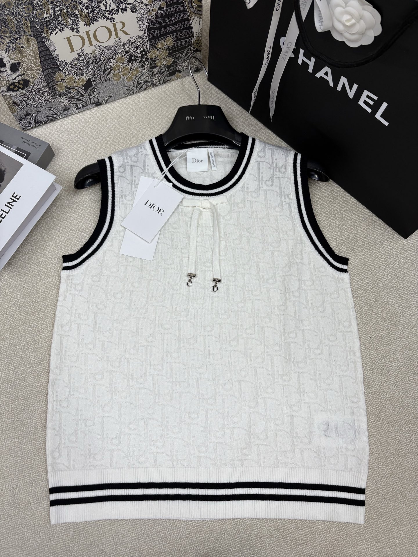 NO:858628,Dio*26 new spring and summer knitted round neck vest, brand letter logo old flower jacquard decoration, bow CD letter hardware embellishment, high-end fashion and exquisite, size sml,, dior,19860909Dio*26春夏新款针织圆领背心 品牌字母logo老花提花装饰 蝴蝶结CD字母五金点缀 高级时髦精致 尺码sml,,dior,,Women's clothing